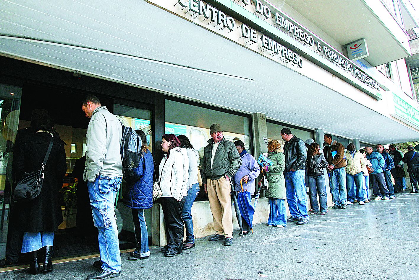Desempregados inscritos nos centros de emprego baixaram 2,9%