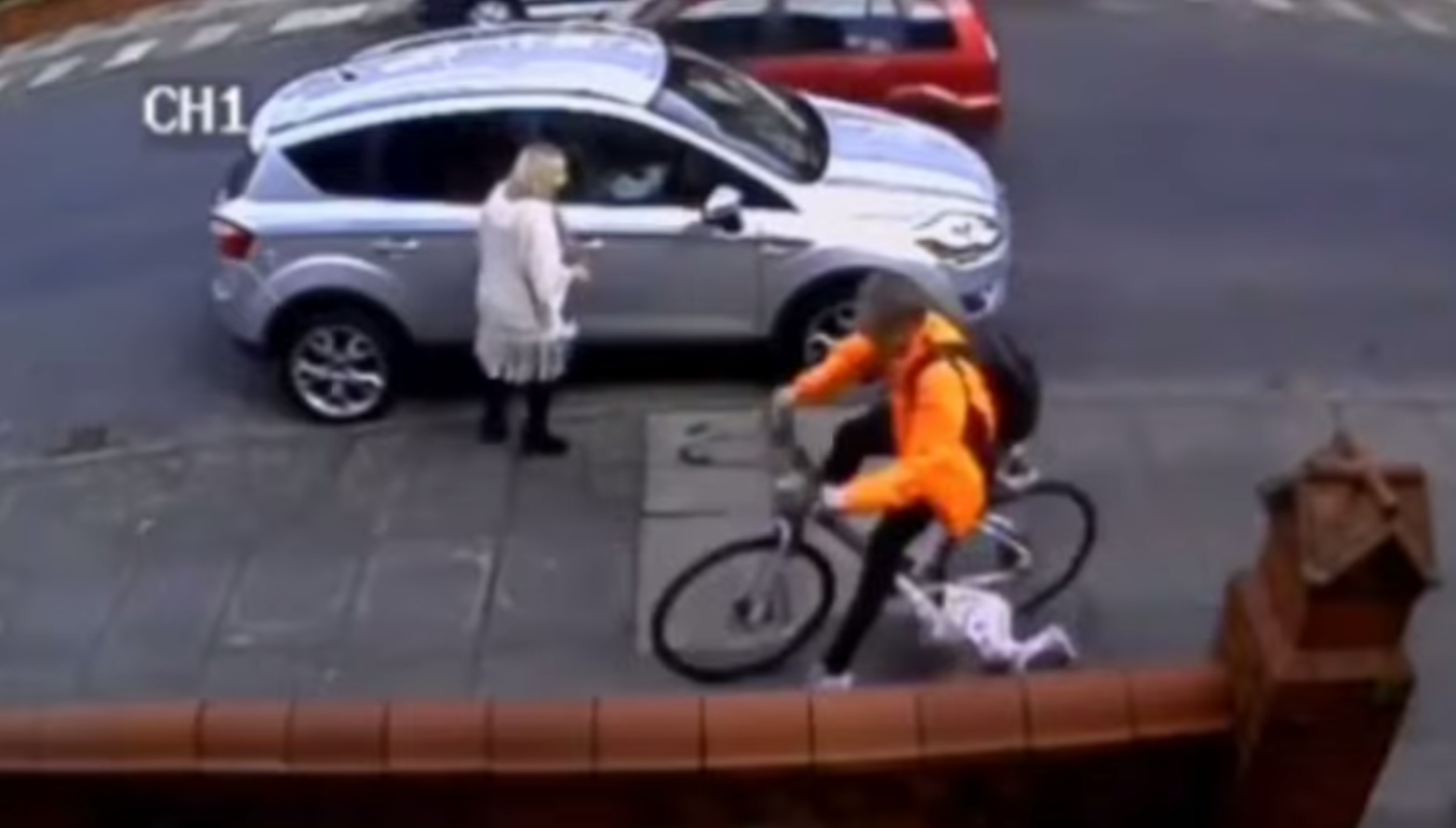 Ciclista atropela criança e foge [vídeo]