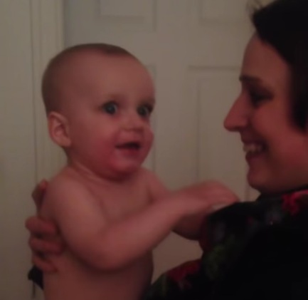 Bebé conhece a irmã gémea da mãe pela primeira vez [video]