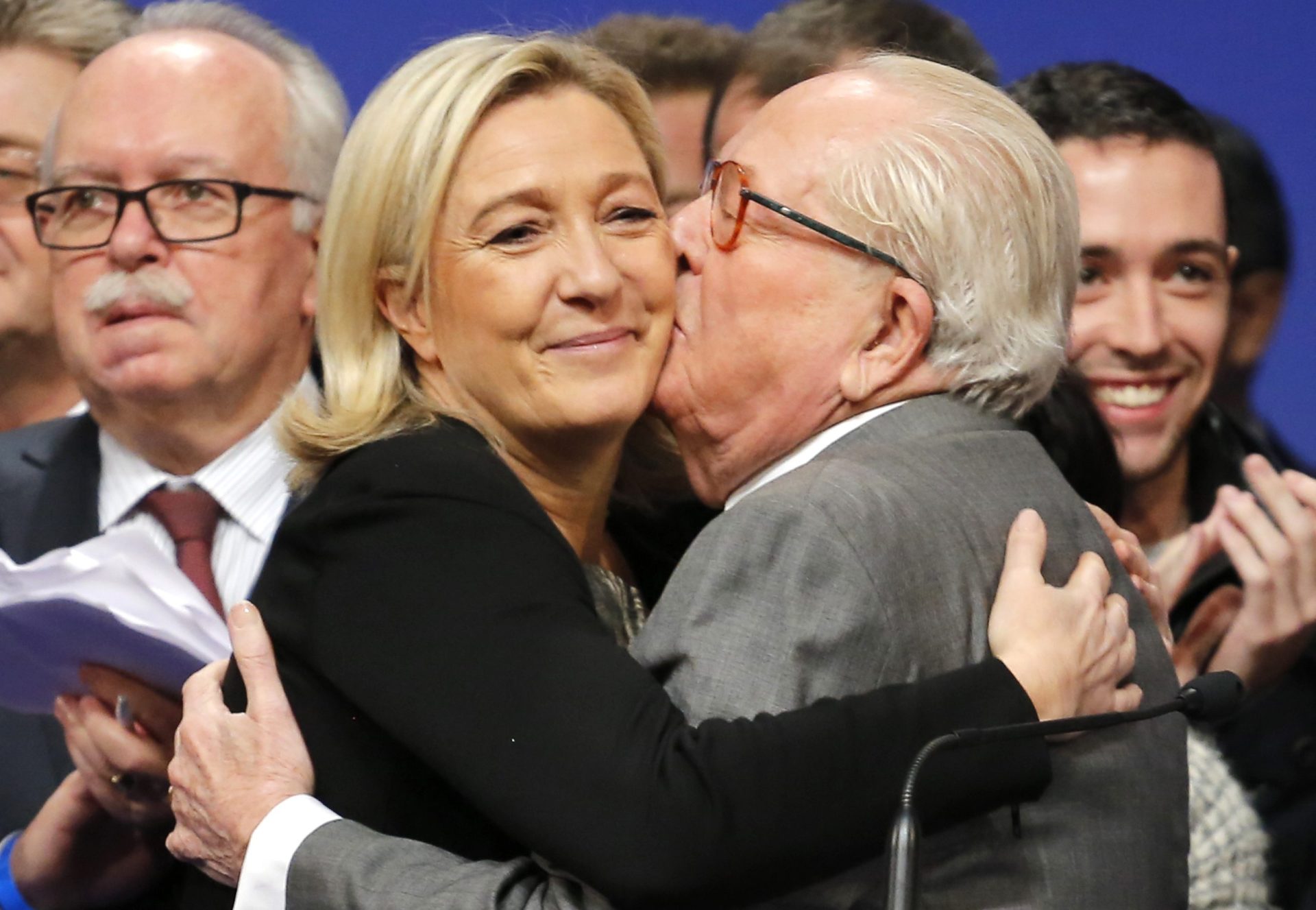 Marine Le Pen proíbe pai de falar em nome do partido