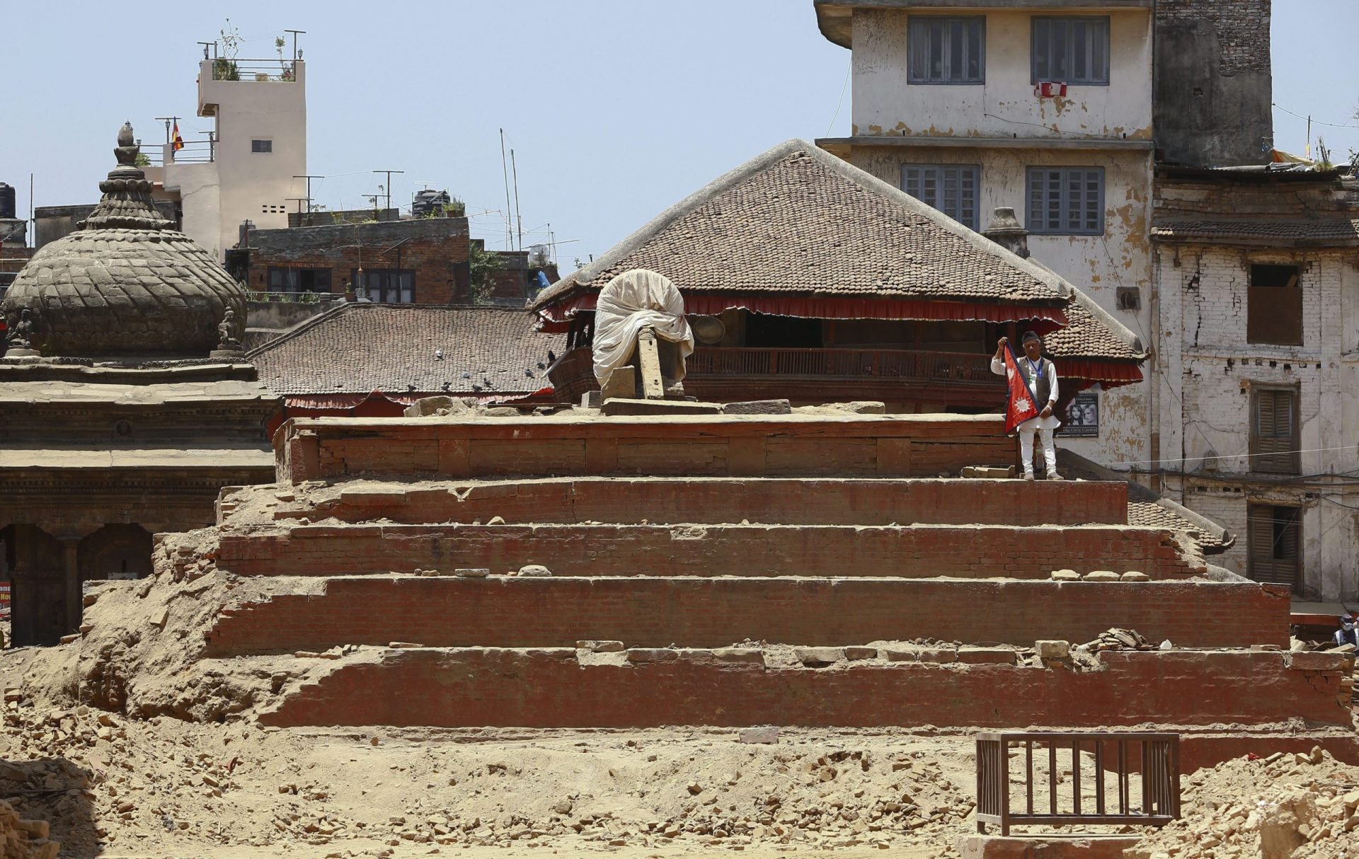 Nepal: Homem de 101 anos resgatado dos escombros uma semana após o sismo