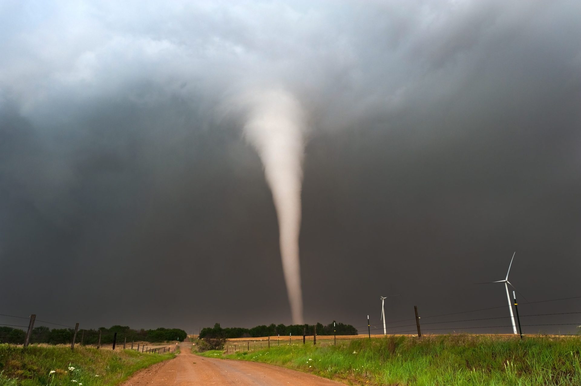 Múltiplos tornados atingem os Estados Unidos