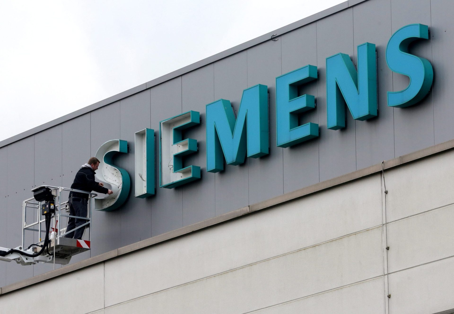 Siemens corta 4500 empregos