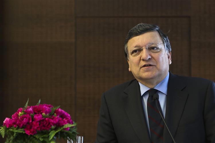 Barroso admite que saída da Grécia da zona euro é uma possibilidade