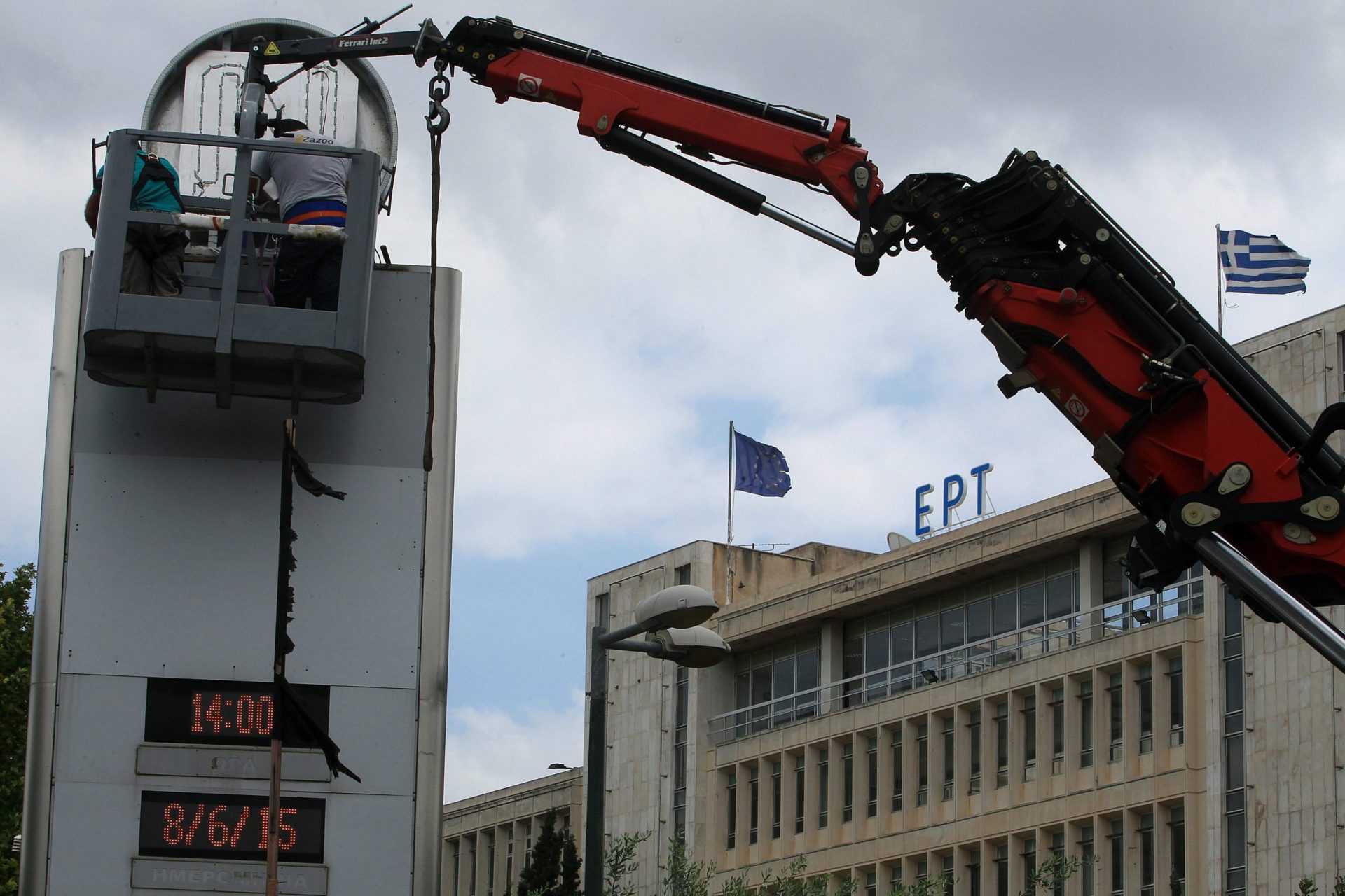 Rádio e televisão pública grega retomam emissões