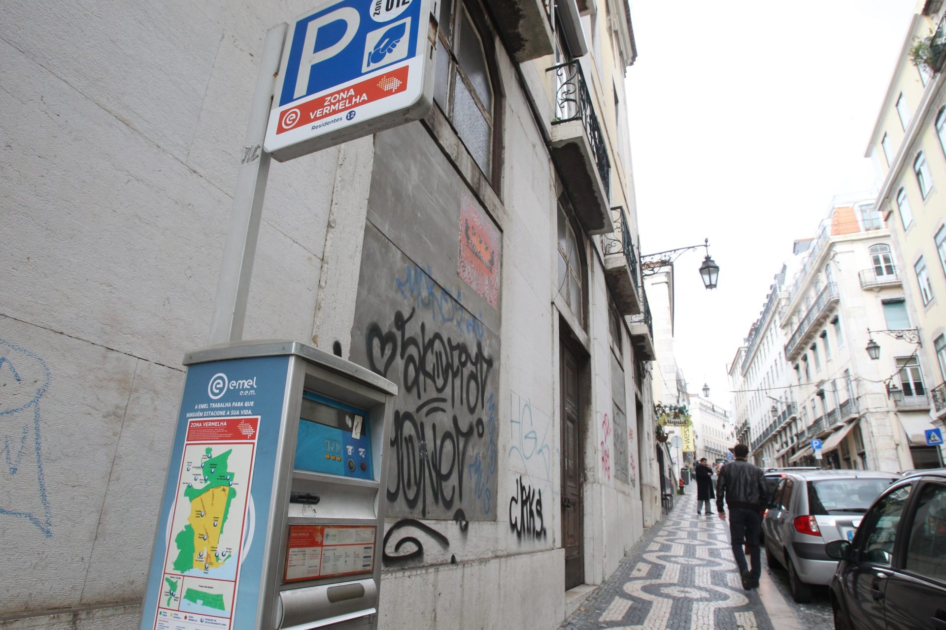 Fiscais da EMEL vão controlar infrações de estacionamento por smartphone