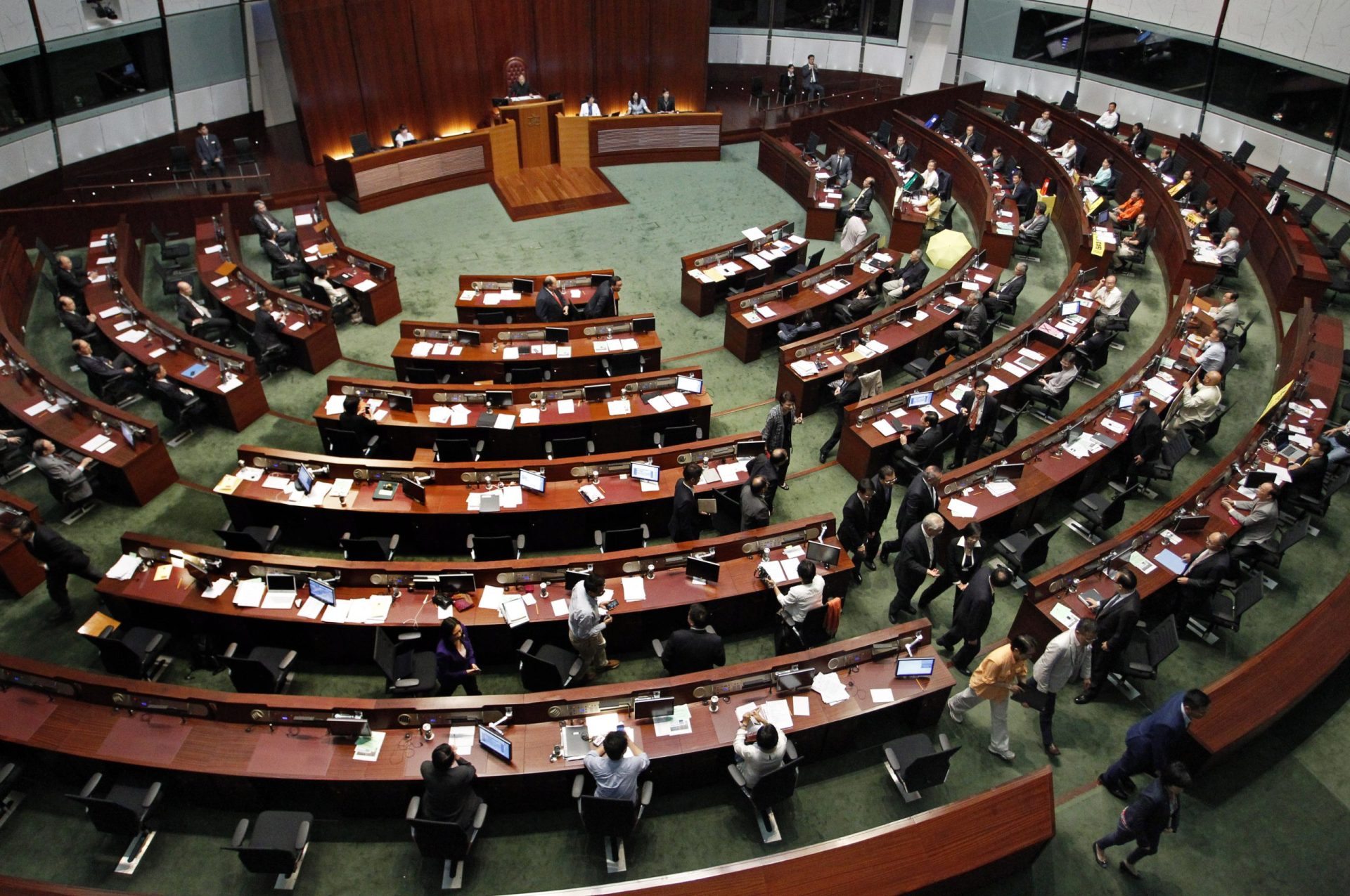 Deputados em Hong Kong chumbam reforma política