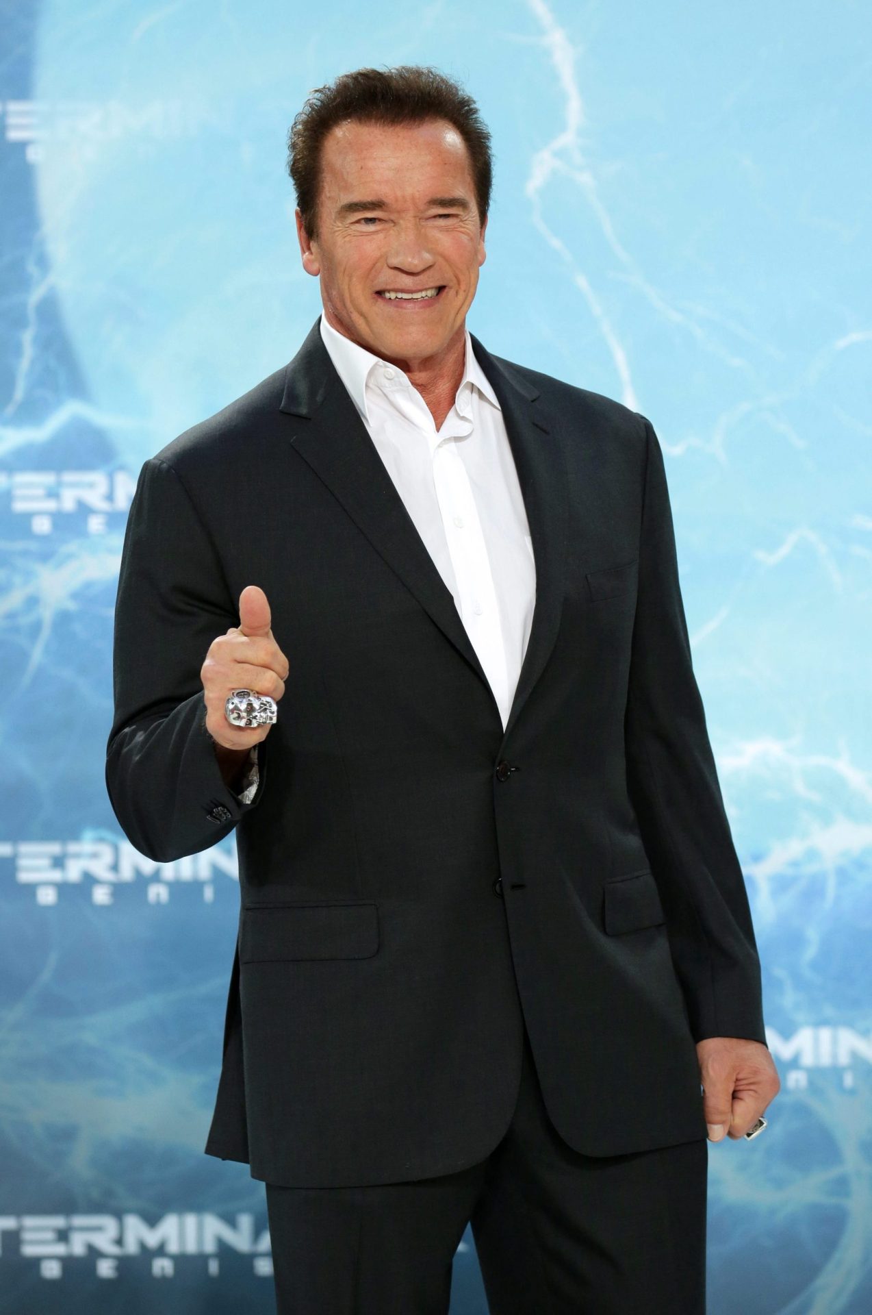 Schwarzenegger prega susto a fãs