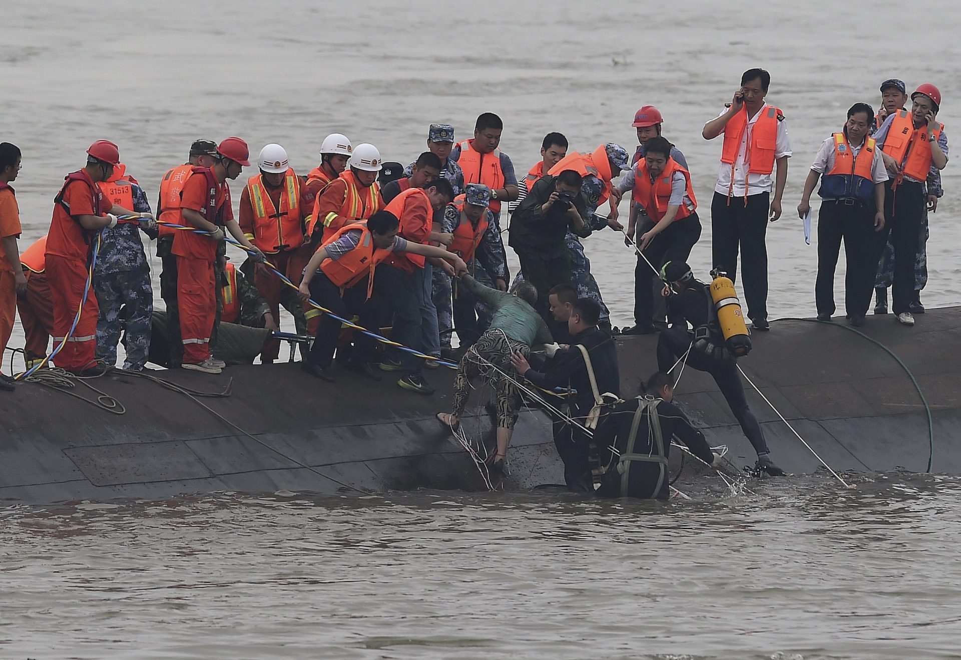 Resgatados 10 dos 458 passageiros do barco que naufragou na China