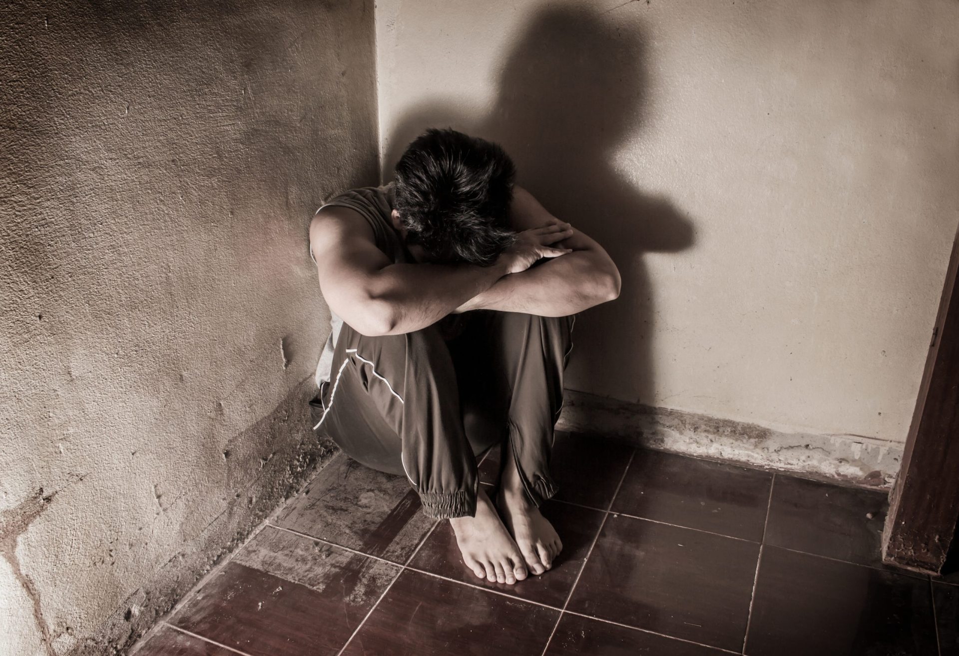 18 meses de prisão para mulher que torturou namorado