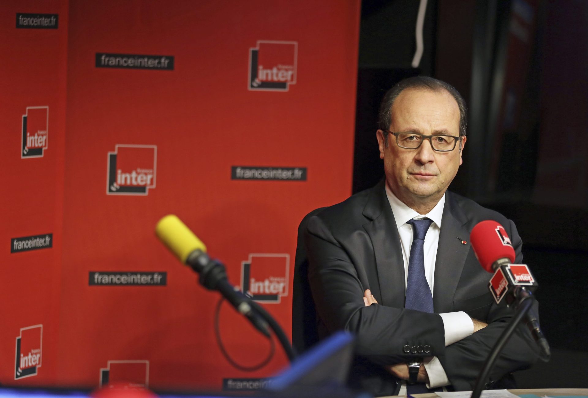 Hollande não quer reagir com emoção ao atentado