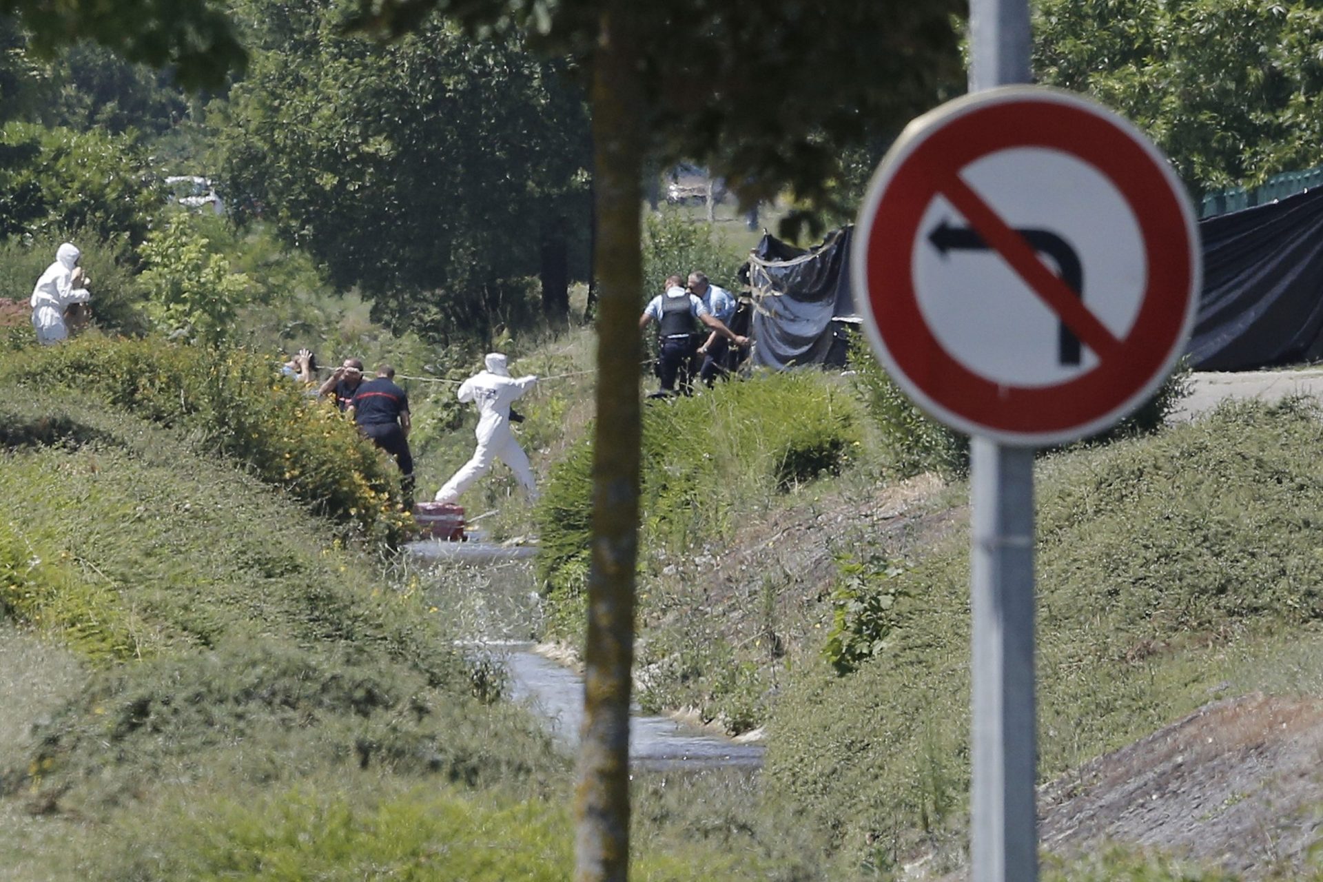 Atentado em França: Um corpo decapitado, explosões e uma bandeira islâmica