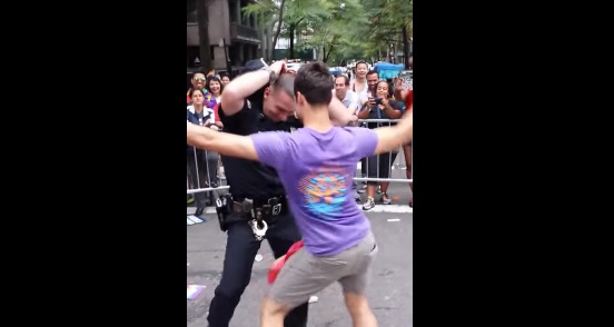 Dança de polícia durante parada gay torna-se viral