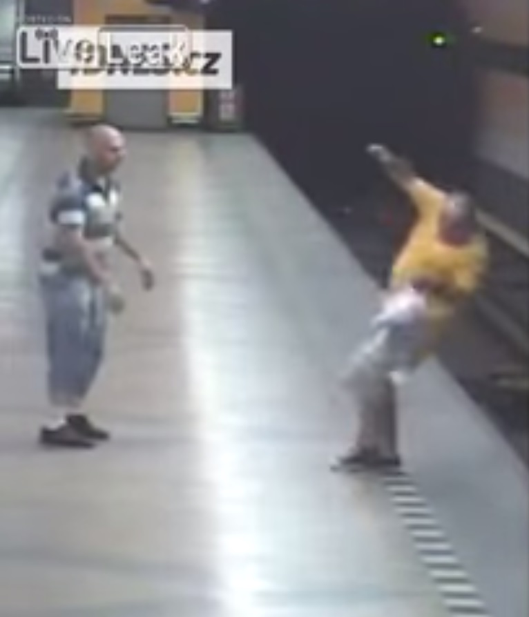 Homem empurrado para linha do metro [vídeo]