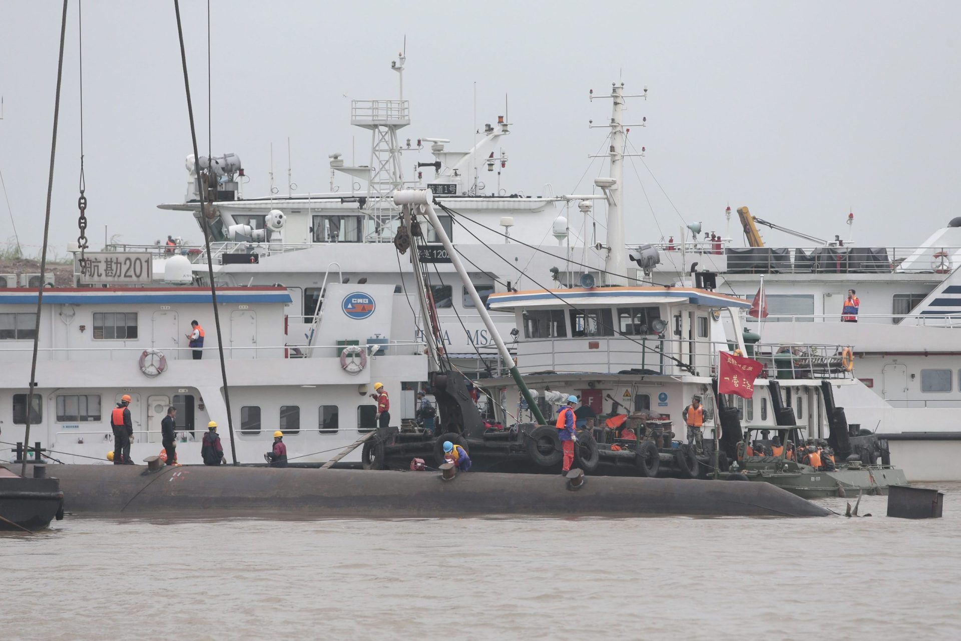 China: Sobe para 65 o número de mortos de naufrágio no rio Yangtze