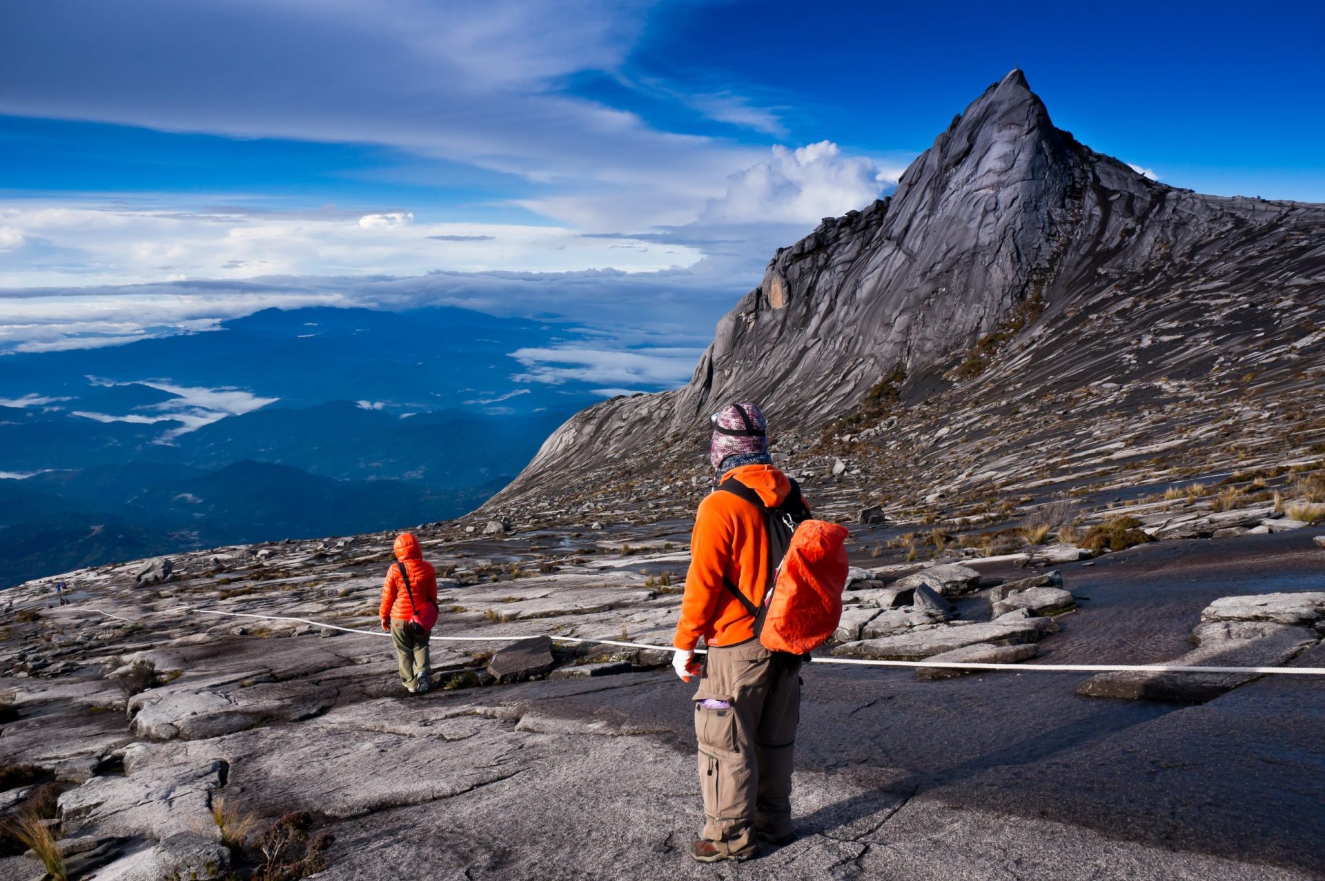 Uma centena de alpinistas encurralados no monte Kinabalu