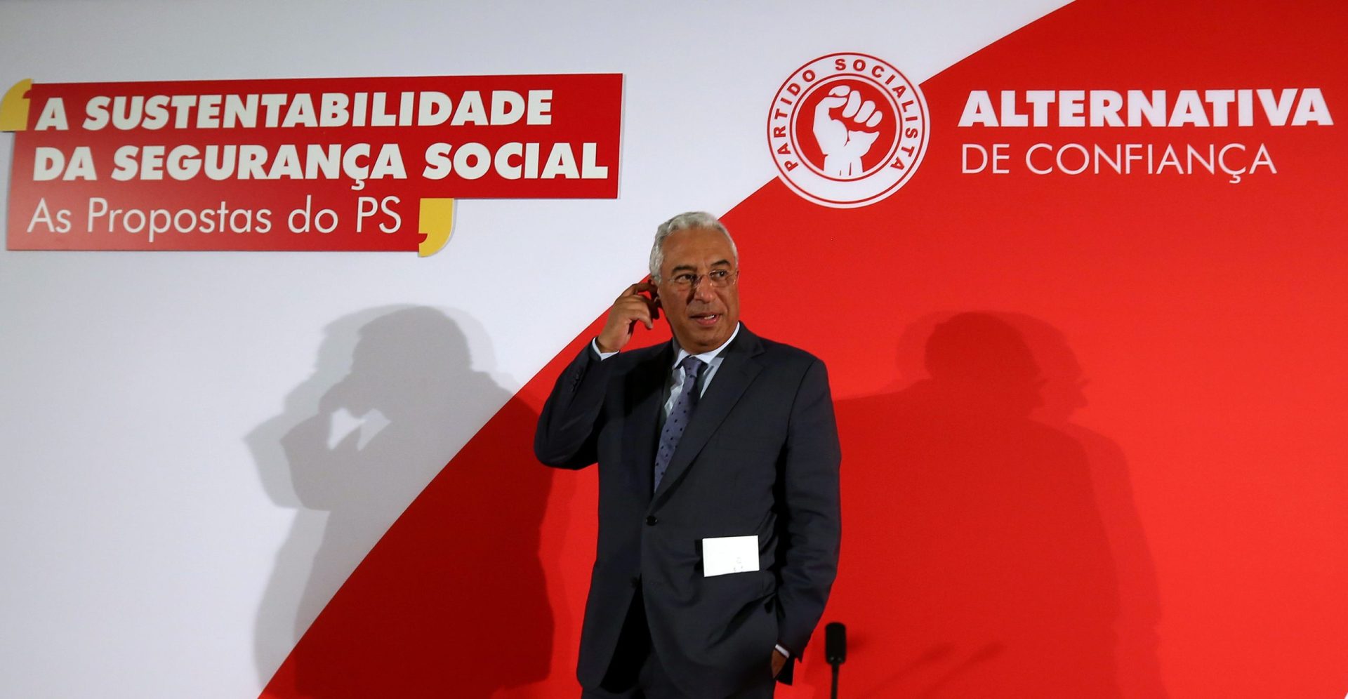 Costa deixa cair protecção a políticos