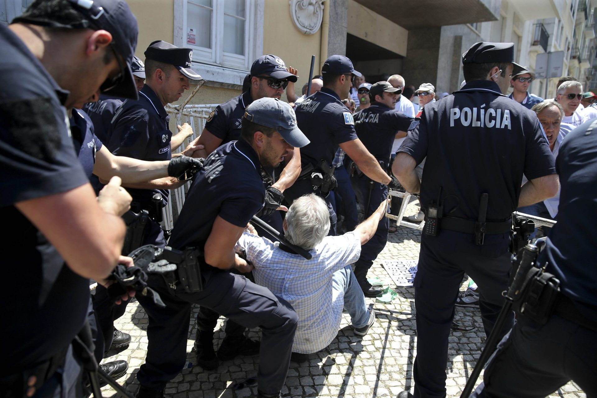 BES: Lesados tentam passar cordão policial junto à residência oficial de Passos Coelho