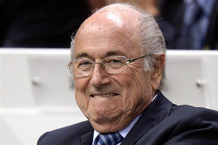 Blatter: Como ganhar eleições rodeado de corrupção