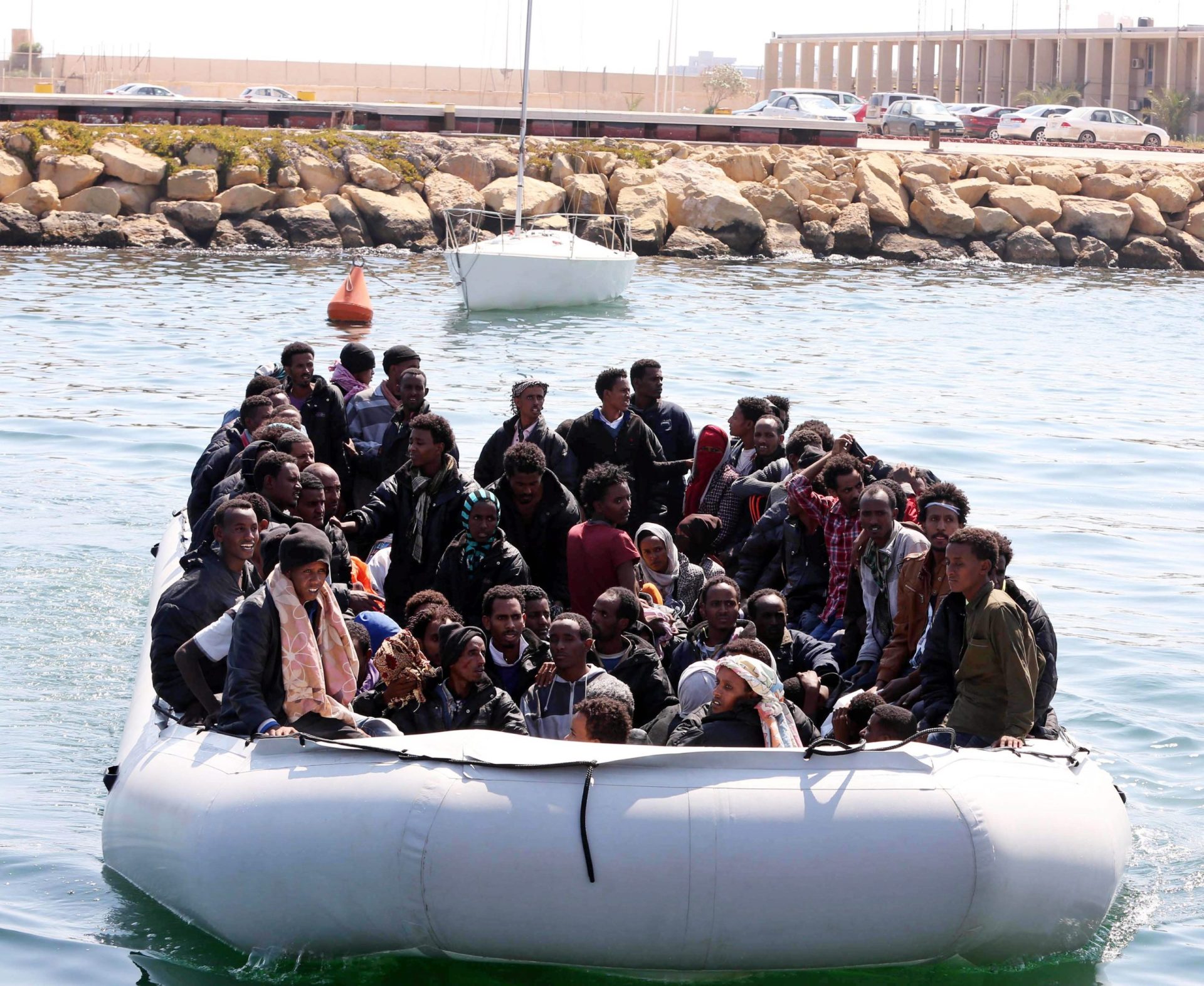 Quase 3500 migrantes resgatados perto da costa da Líbia