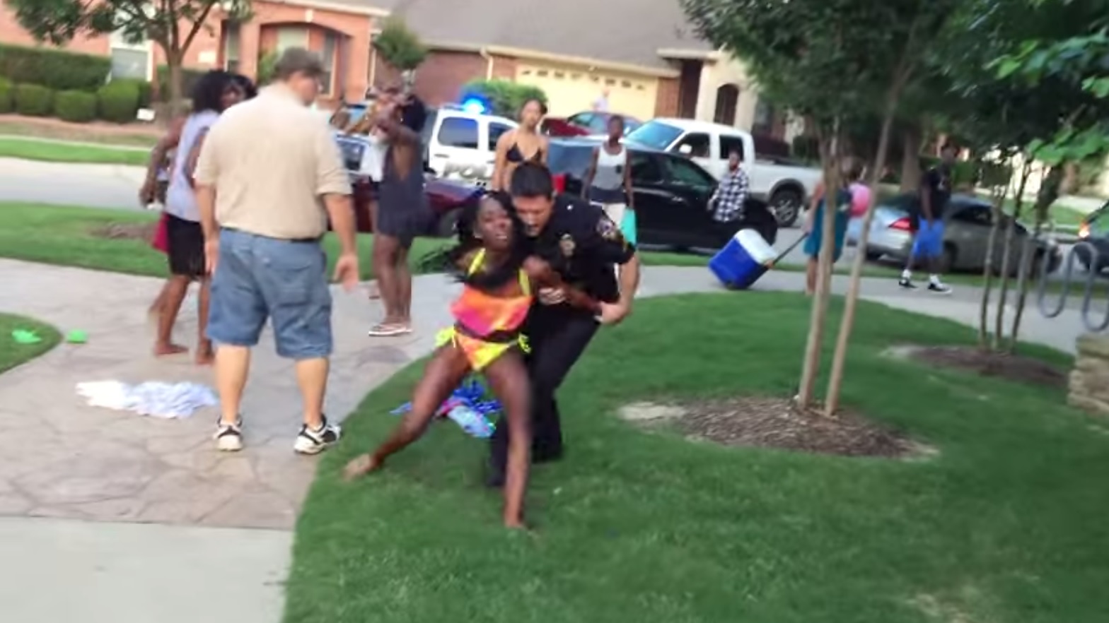 Polícia suspenso depois de ser filmado a atirar adolescente ao chão [vídeo]