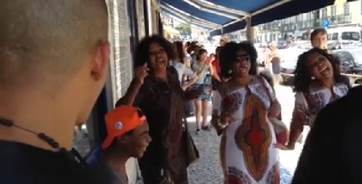 Grupo de Gospel surpreende guitarrista cego em Lisboa [vídeo]