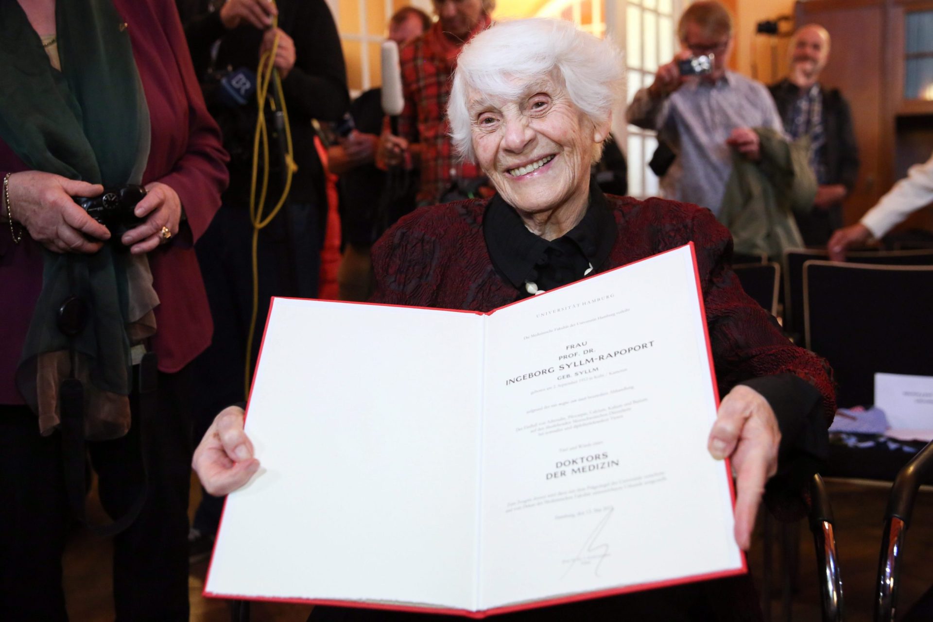 Esta senhora acaba de se doutorar aos 102 anos