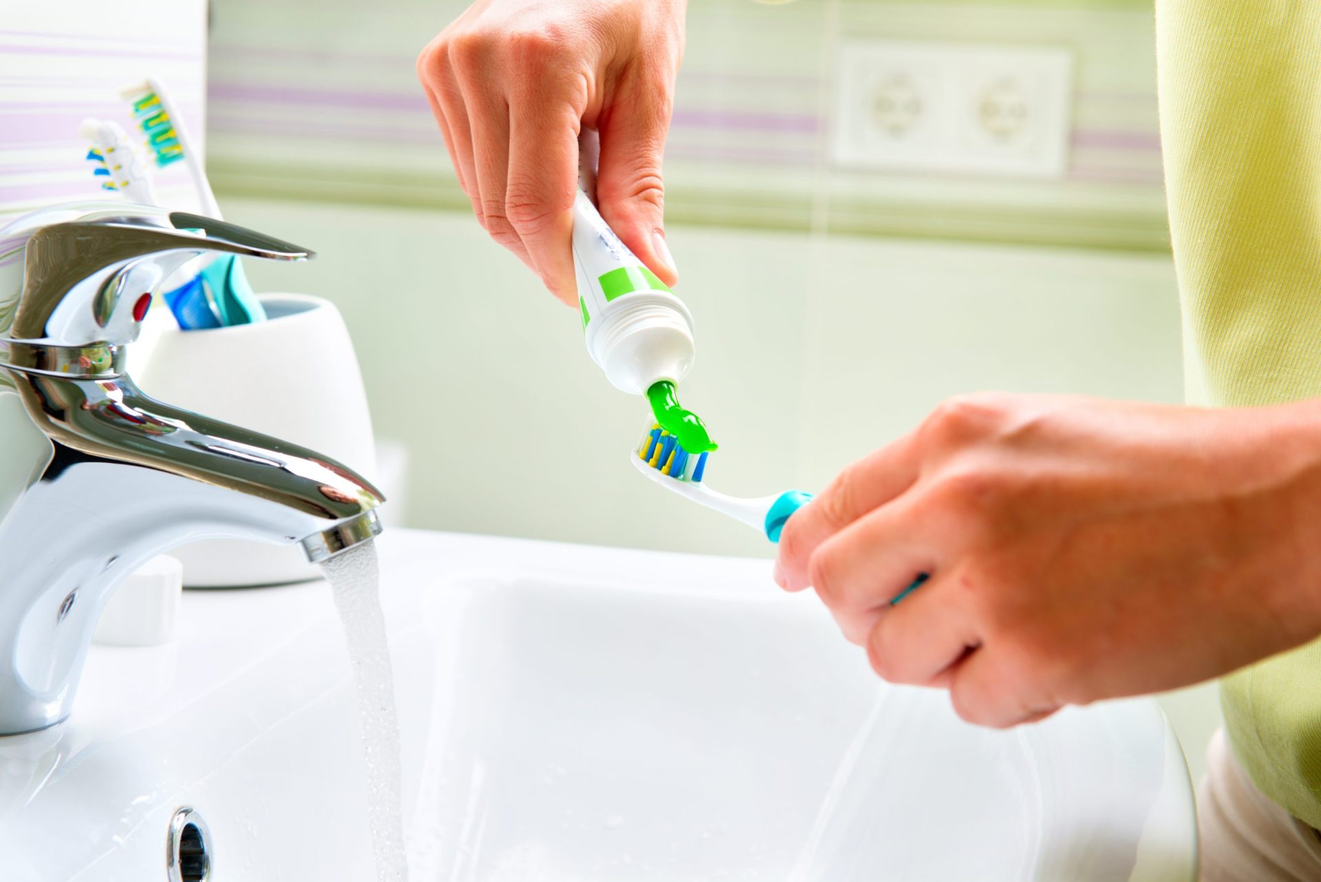 Deixa a torneira aberta enquanto lava os dentes? Então não faça mais isso