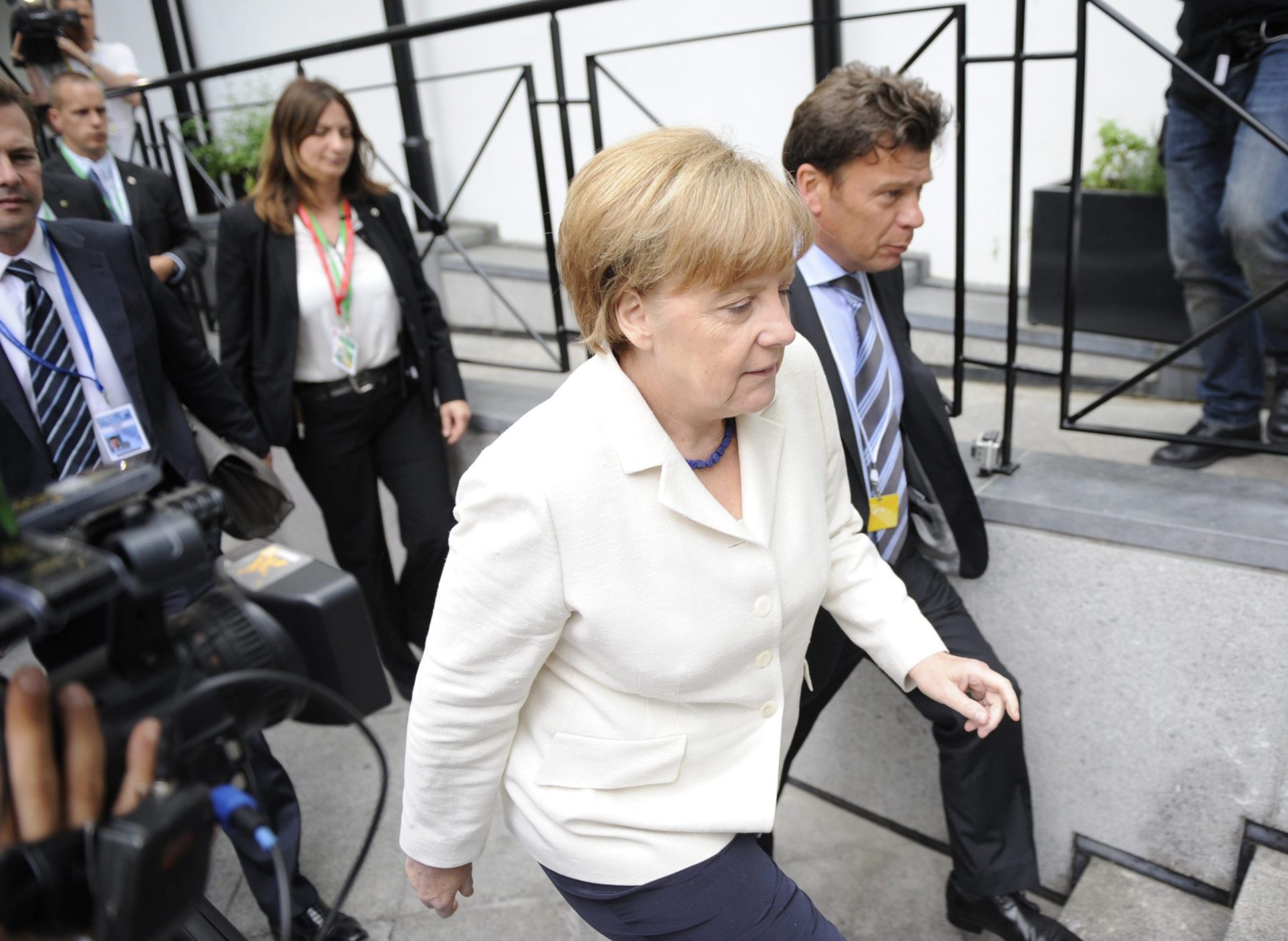 Merkel, Juncker e Tusk reunidos antes de cimeira da zona euro