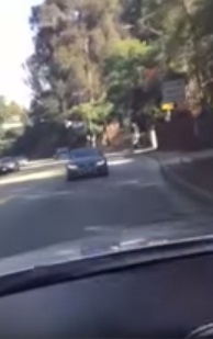Condutor desce encosta em marcha-atrás no meio do trânsito de Los Angeles