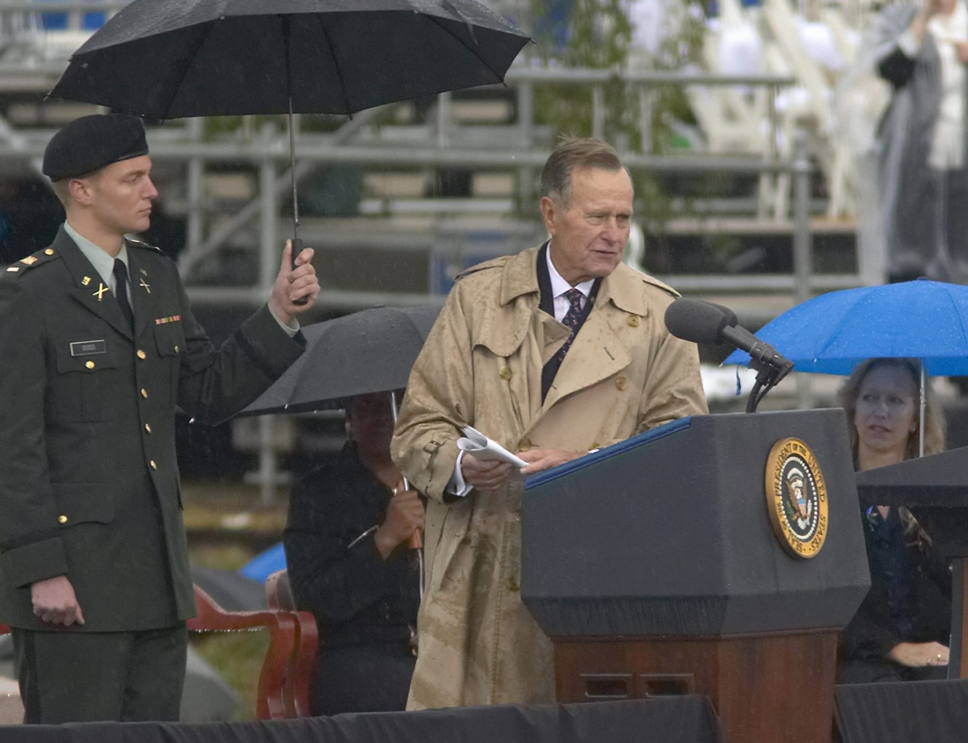 George H.W. Bush hospitalizado após sofrer queda