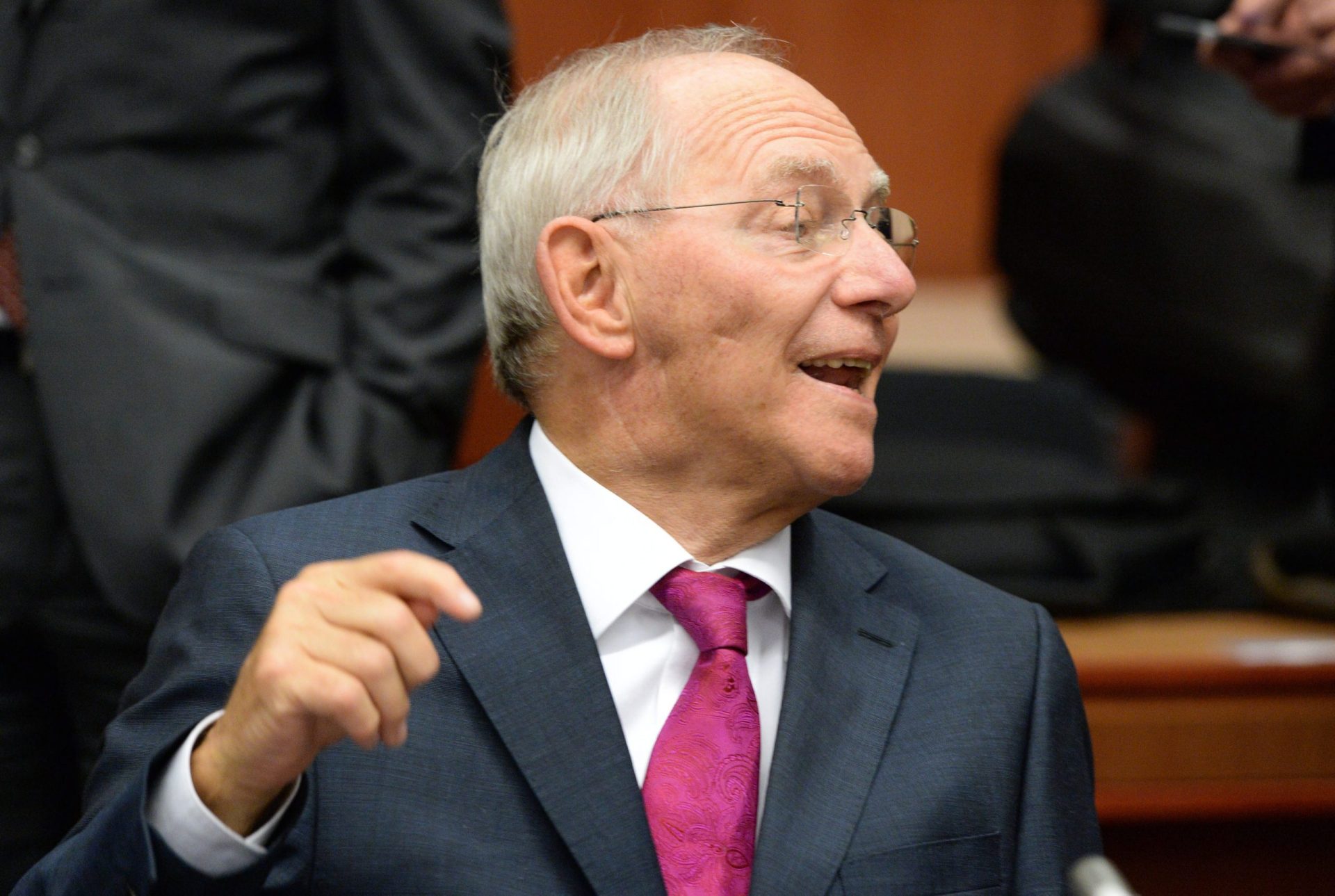 Ministro das Finanças alemão promete que empenhar-se numa solução para a crise grega
