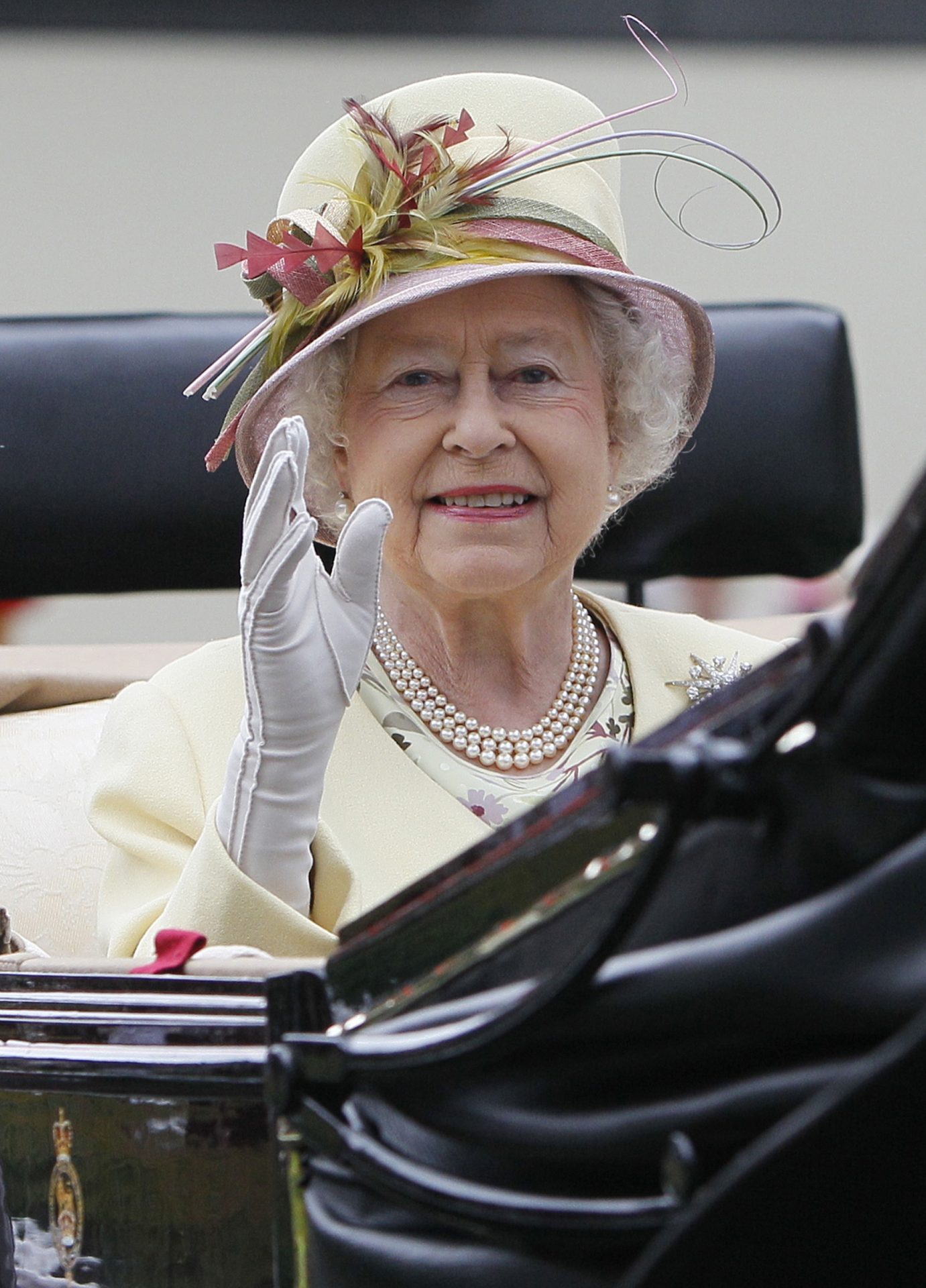 Vídeo mostra Isabel II a fazer a saudação nazi