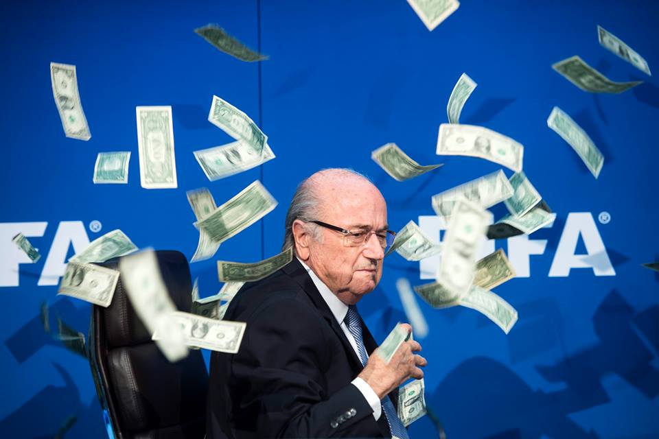 Despedida de Blatter ‘abençoada’ com chuva de notas