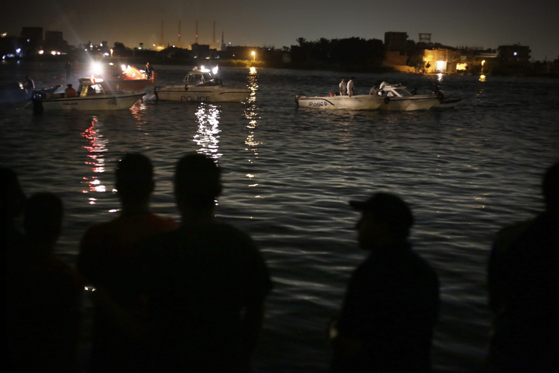 Comemoração de noivado acaba em naufrágio no Rio Nilo