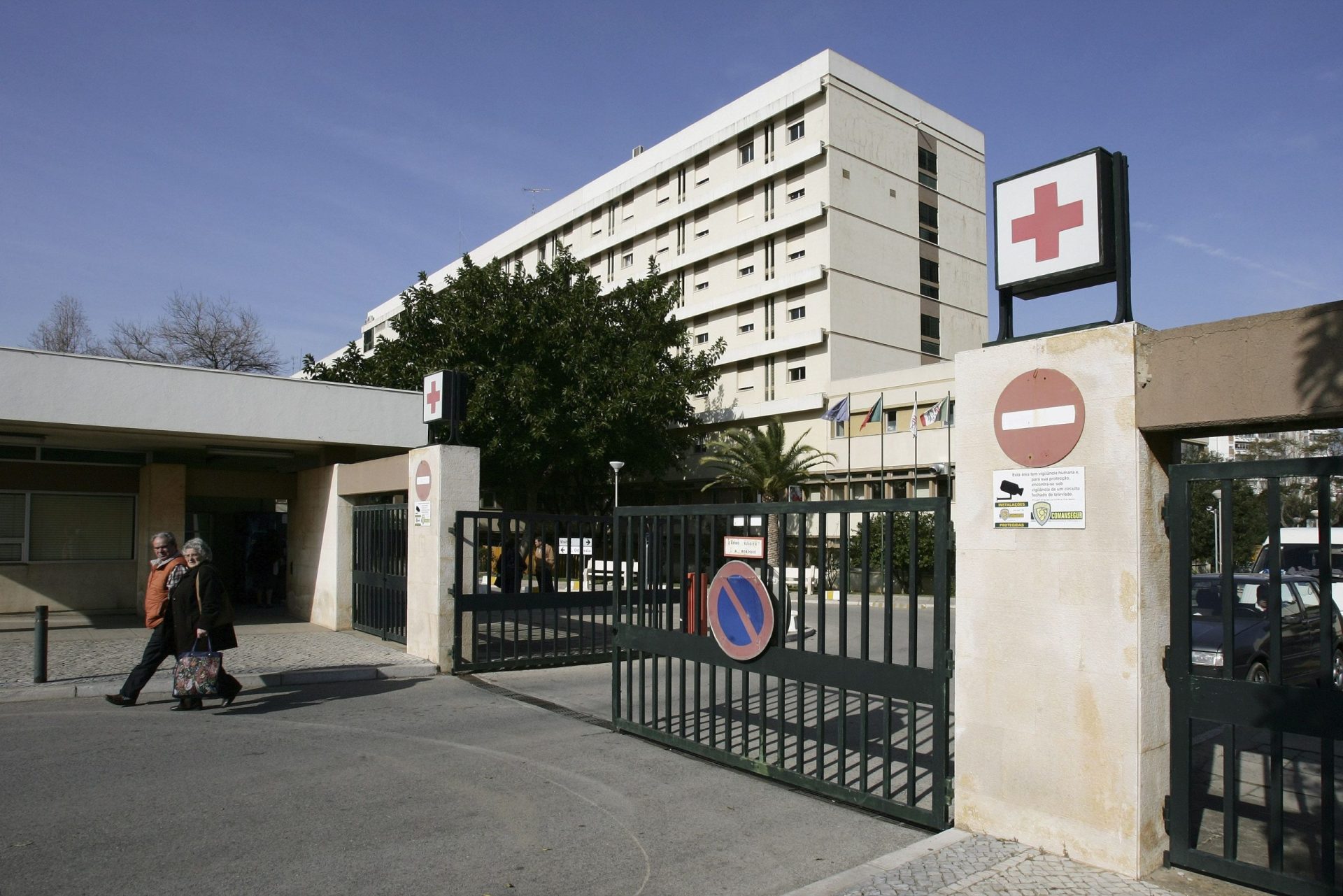 Faro. PSP procura mulher que saiu do hospital com filho recém-nascido
