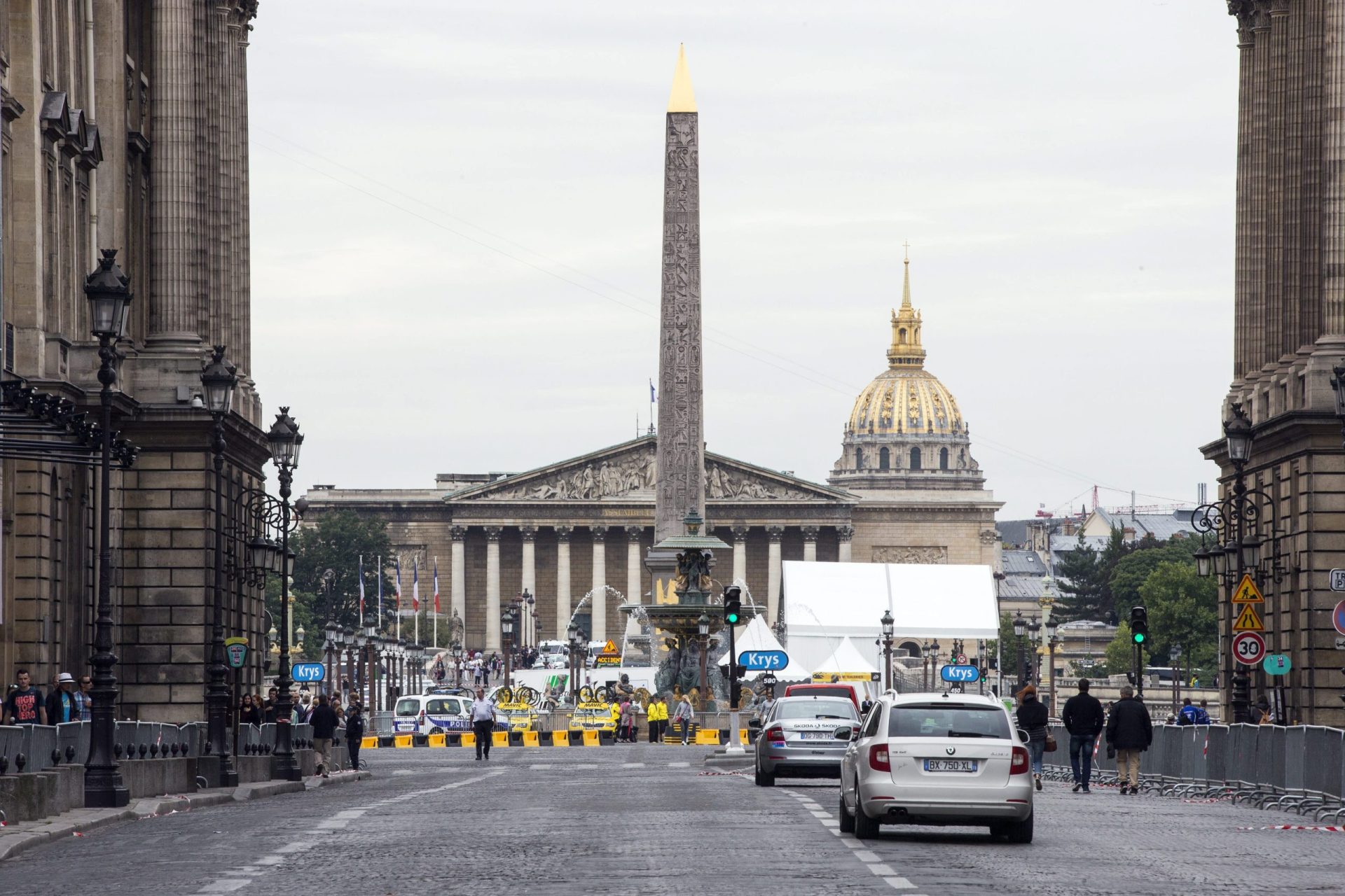 Tour. Polícia dispara sobre veículo que forçou barreira de segurança em Paris