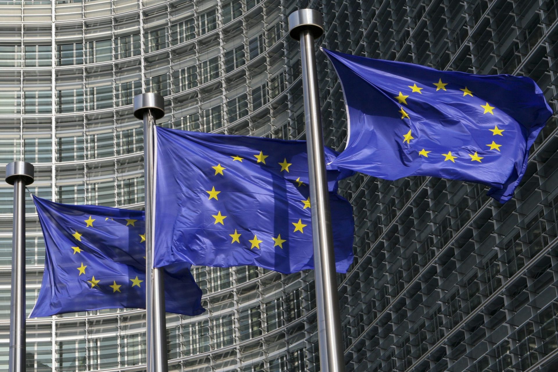Bruxelas diz ser ‘falso’ que troika controle o sistema fiscal grego