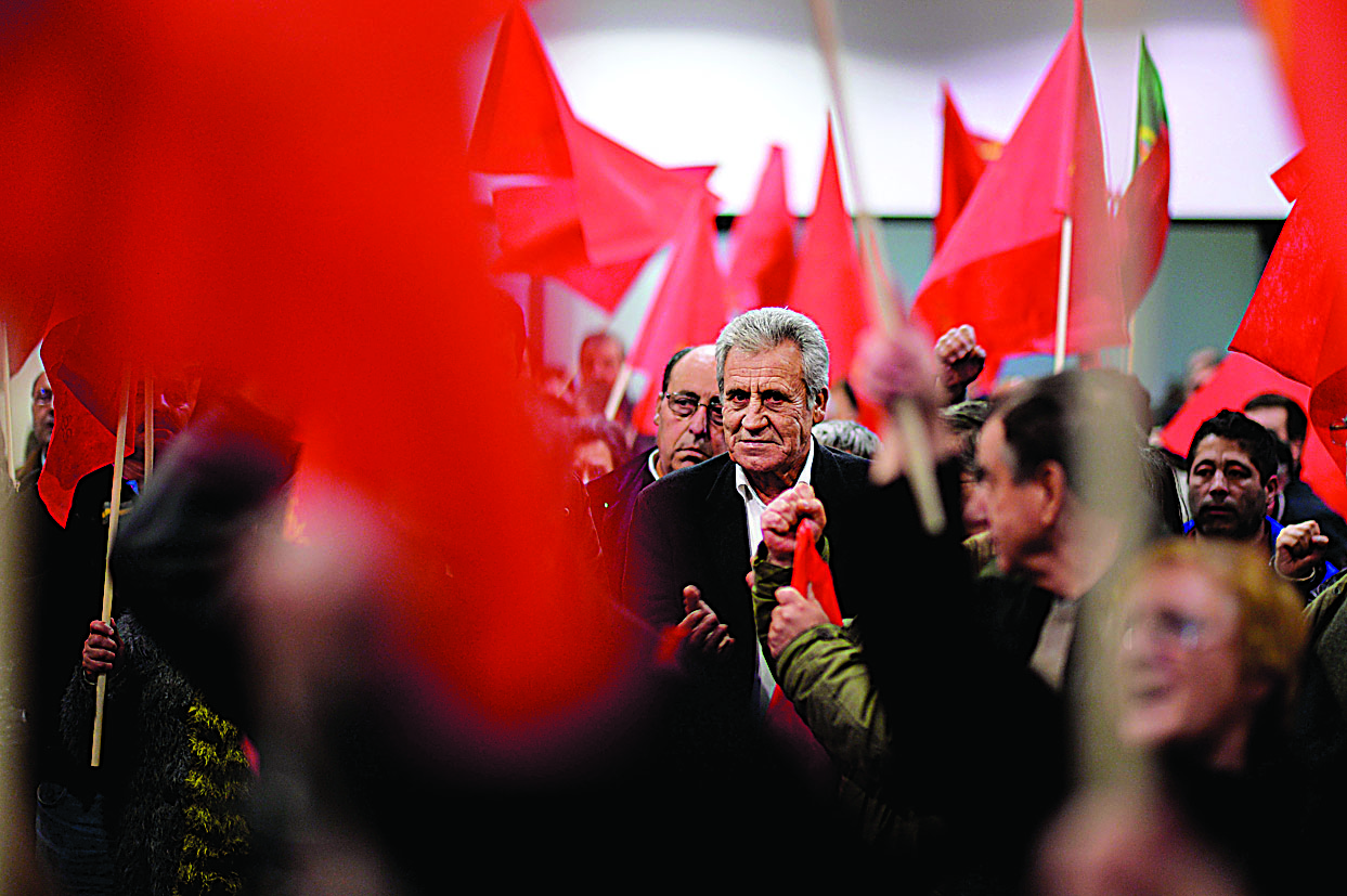 PCP explora capitulação do Syriza