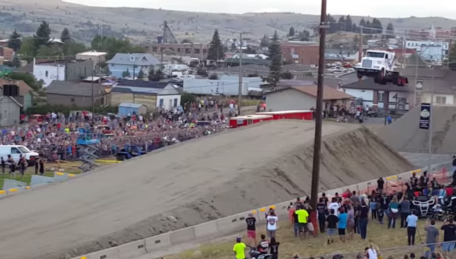 Sabe qual é o recorde mundial para saltos com um camião? (vídeo)