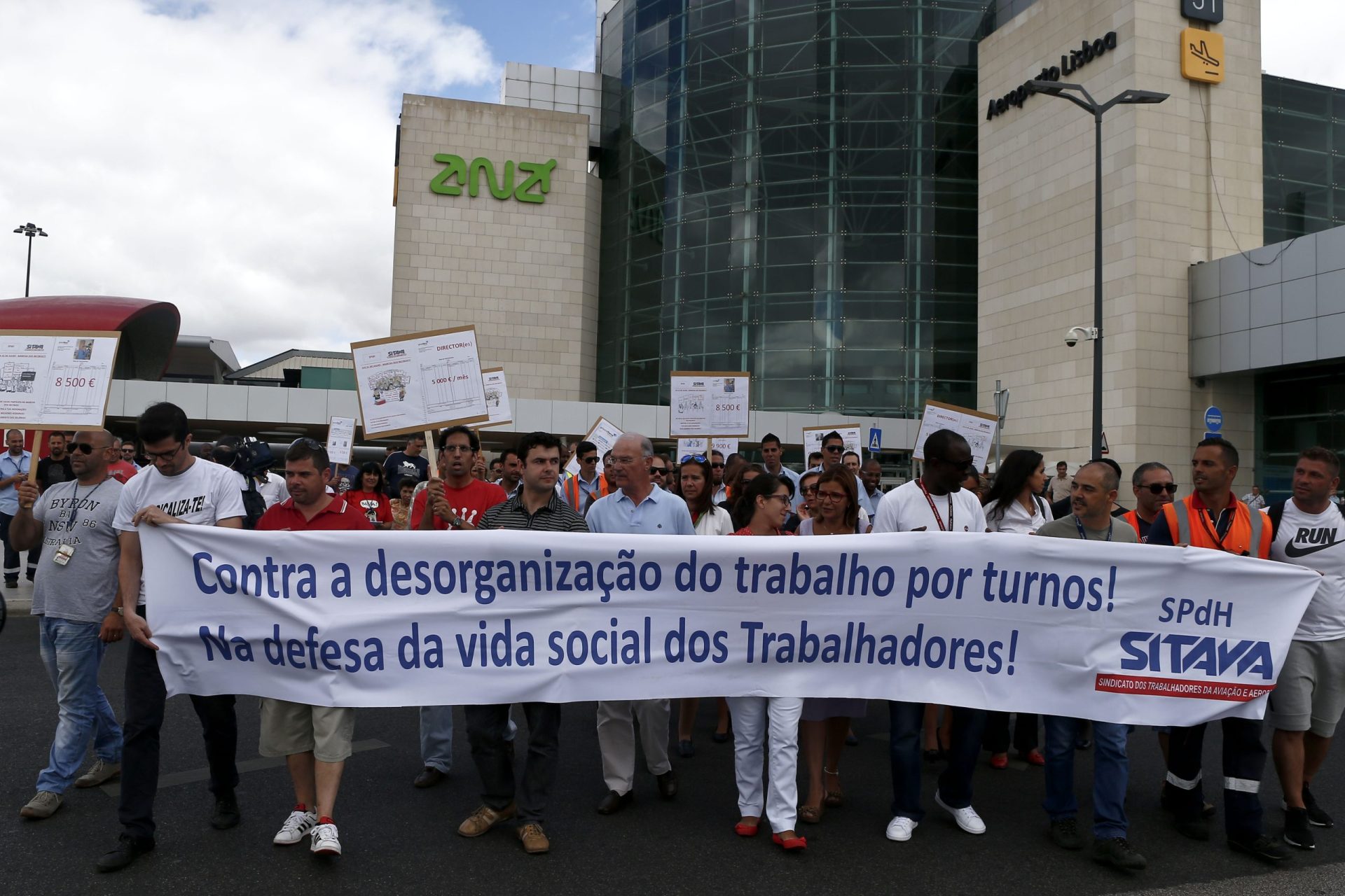 Trabalhadores da Groundforce manifestaram-se junto ao aeroporto de Lisboa