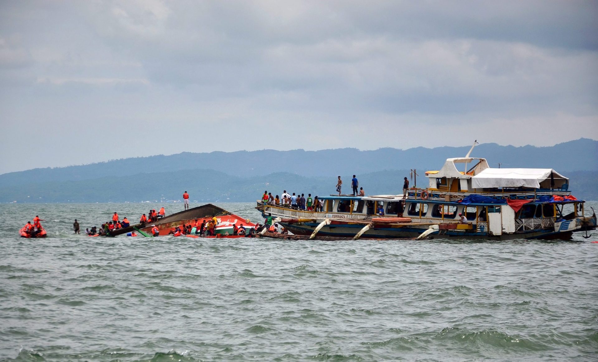 Sobe para 42 número de mortos em naufrágio nas Filipinas