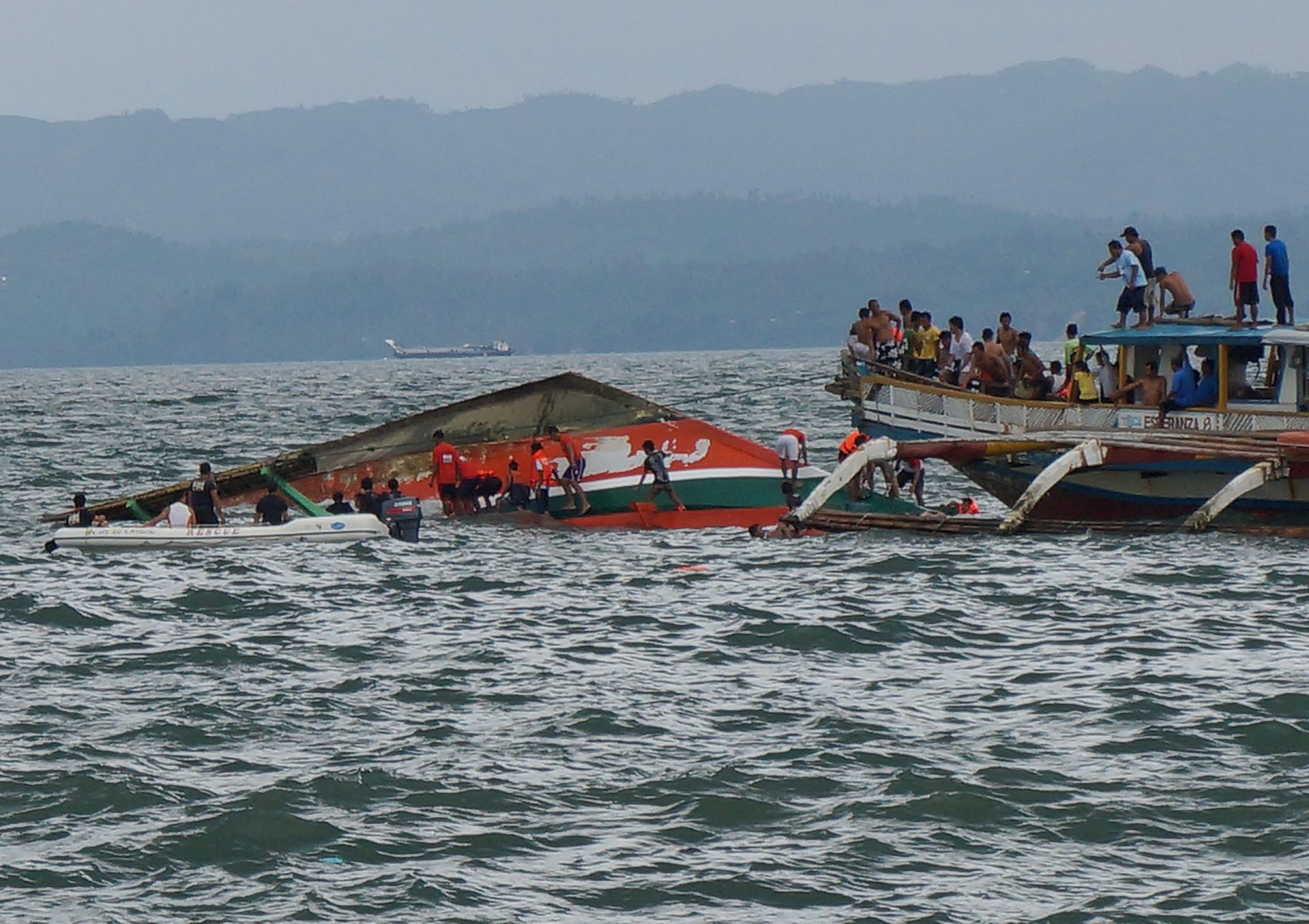 Filipinas: Proprietário e tripulação de navio que afundou acusados de homicídio