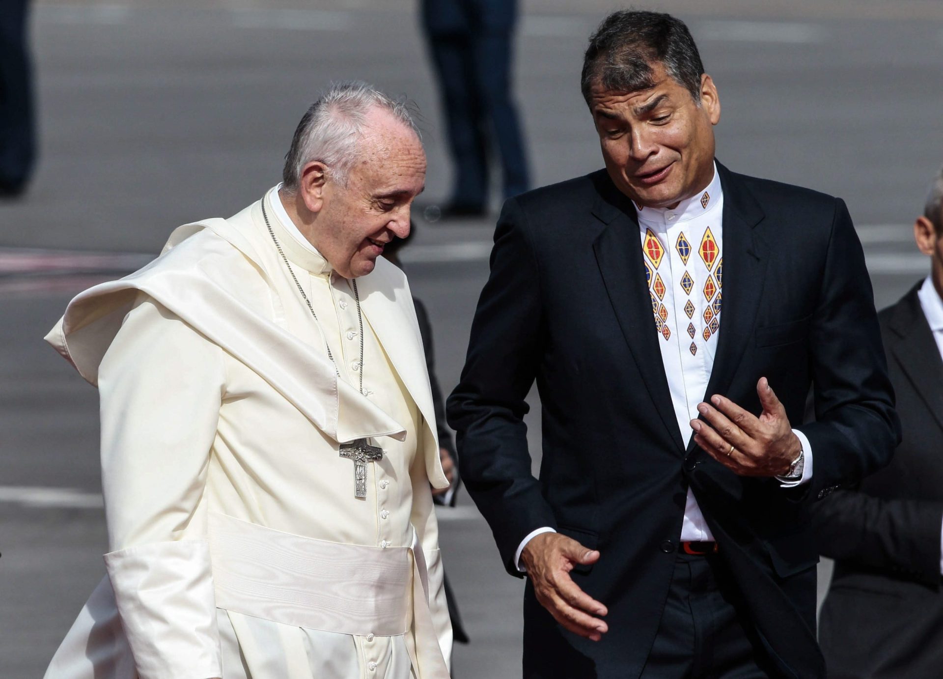 Papa Francisco reza com fiéis equatorianos na rua