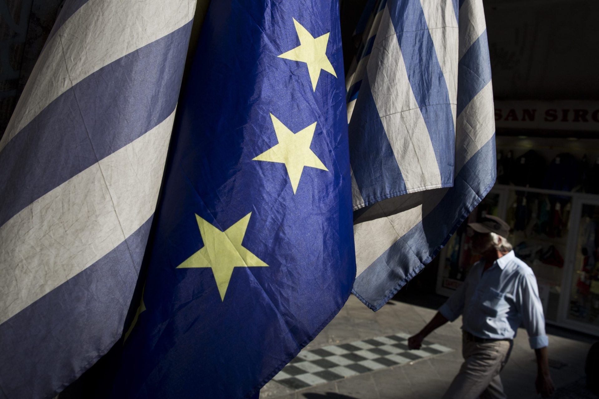 Grécia. Responsáveis europeus reúnem-se hoje por teleconferência