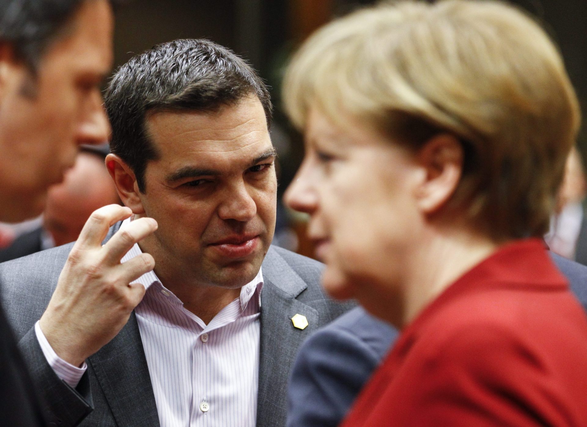 Tsipras e Merkel acordam apresentação de propostas de Atenas na cimeira de líderes