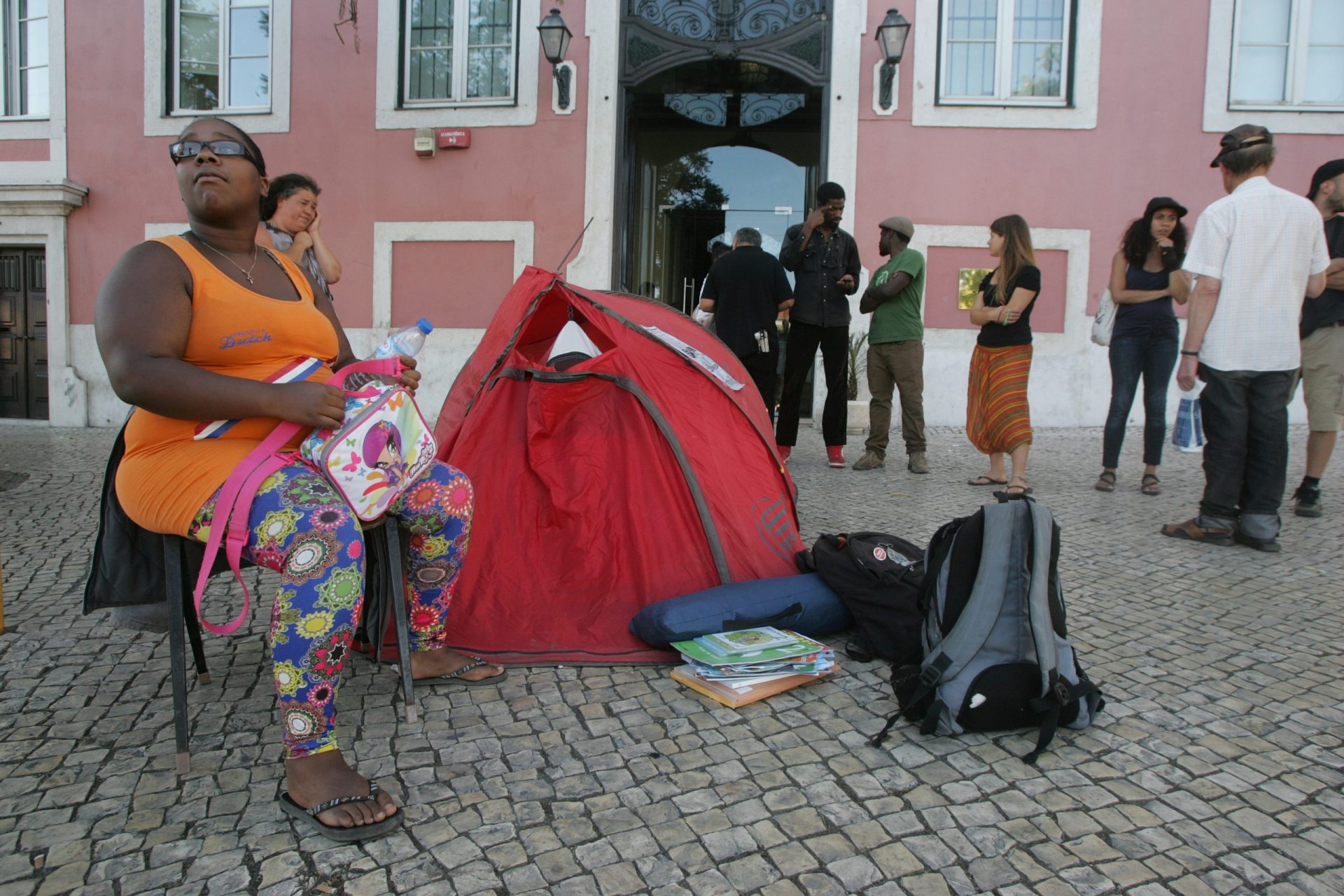 Mulher grávida despejada acampa em frente à sede do PS