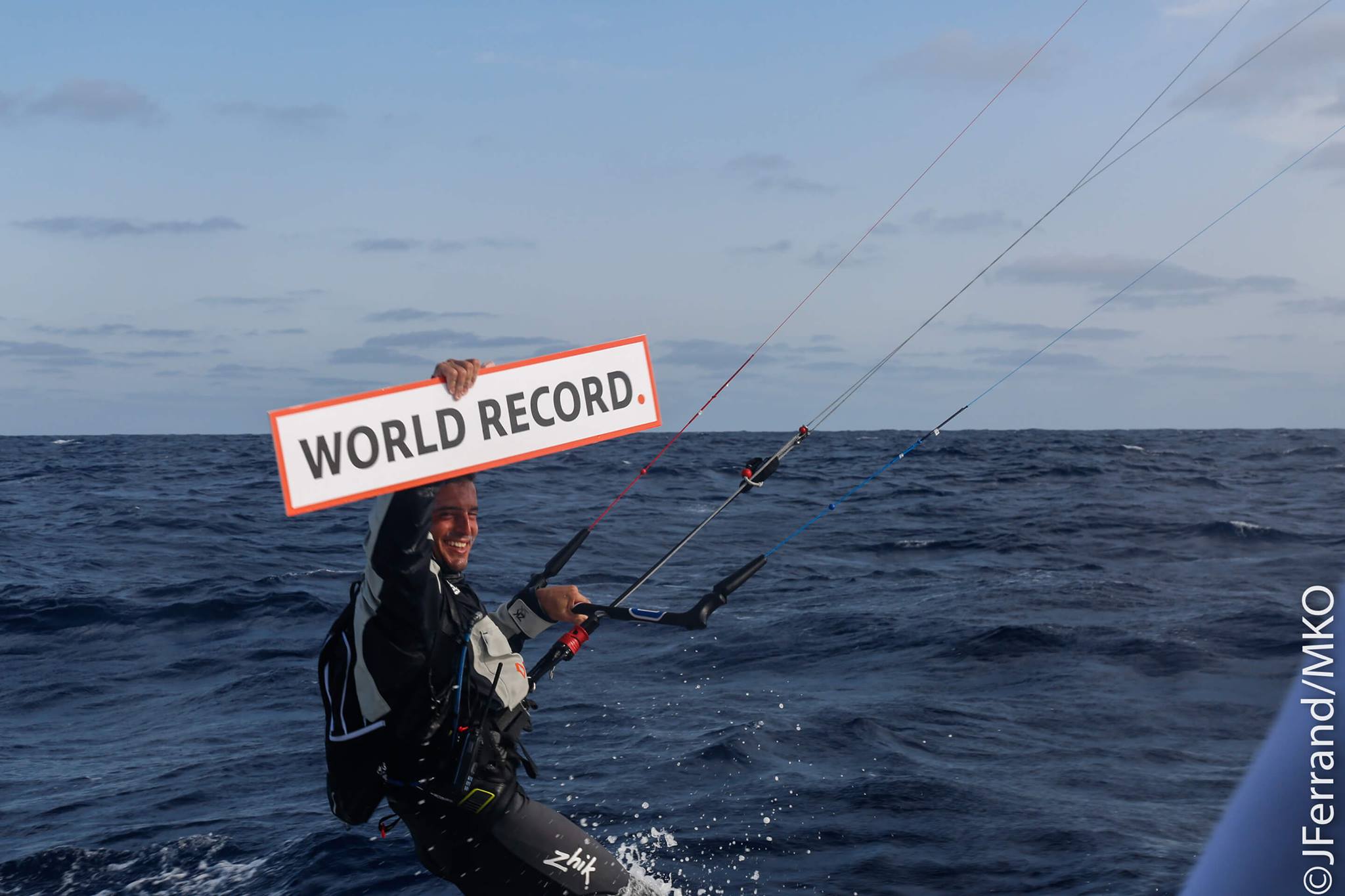 Kitesurfer falha travessia Lisboa/Madeira mas bate recorde do mundo