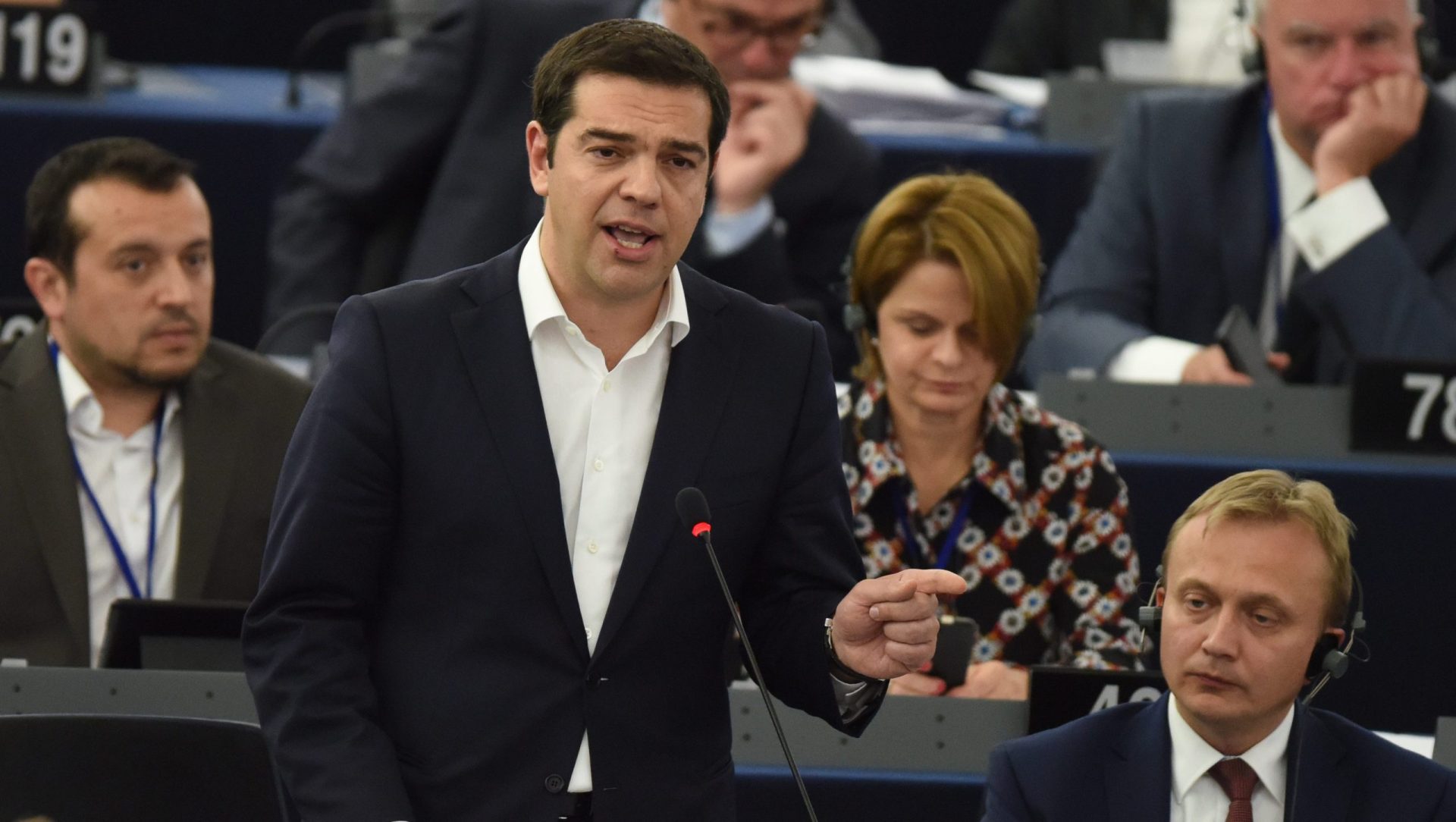Tsipras insiste nas críticas à troika e Juncker nas críticas a Tsipras