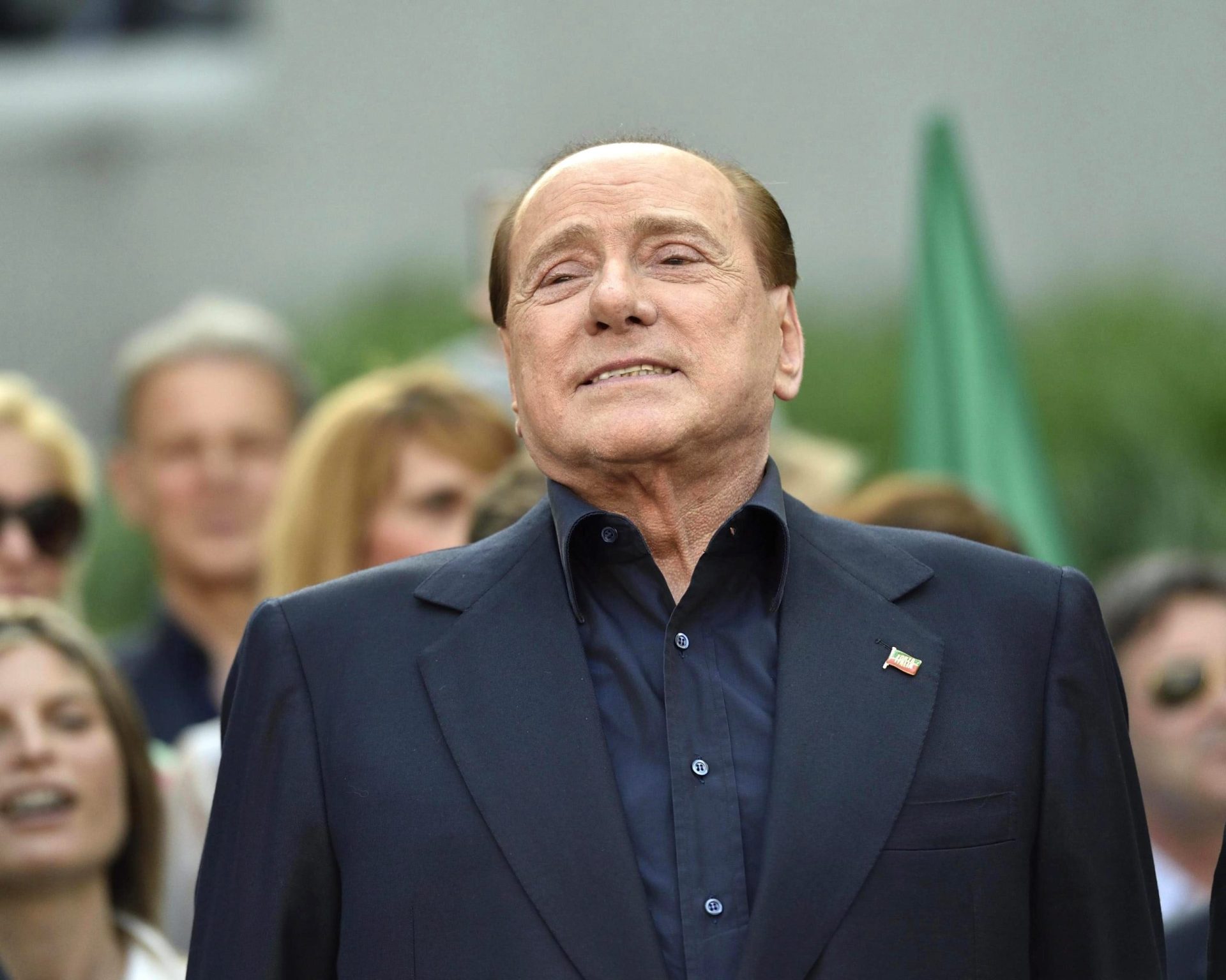 Berlusconi condenado a três anos de prisão escapa ao cumprimento da pena